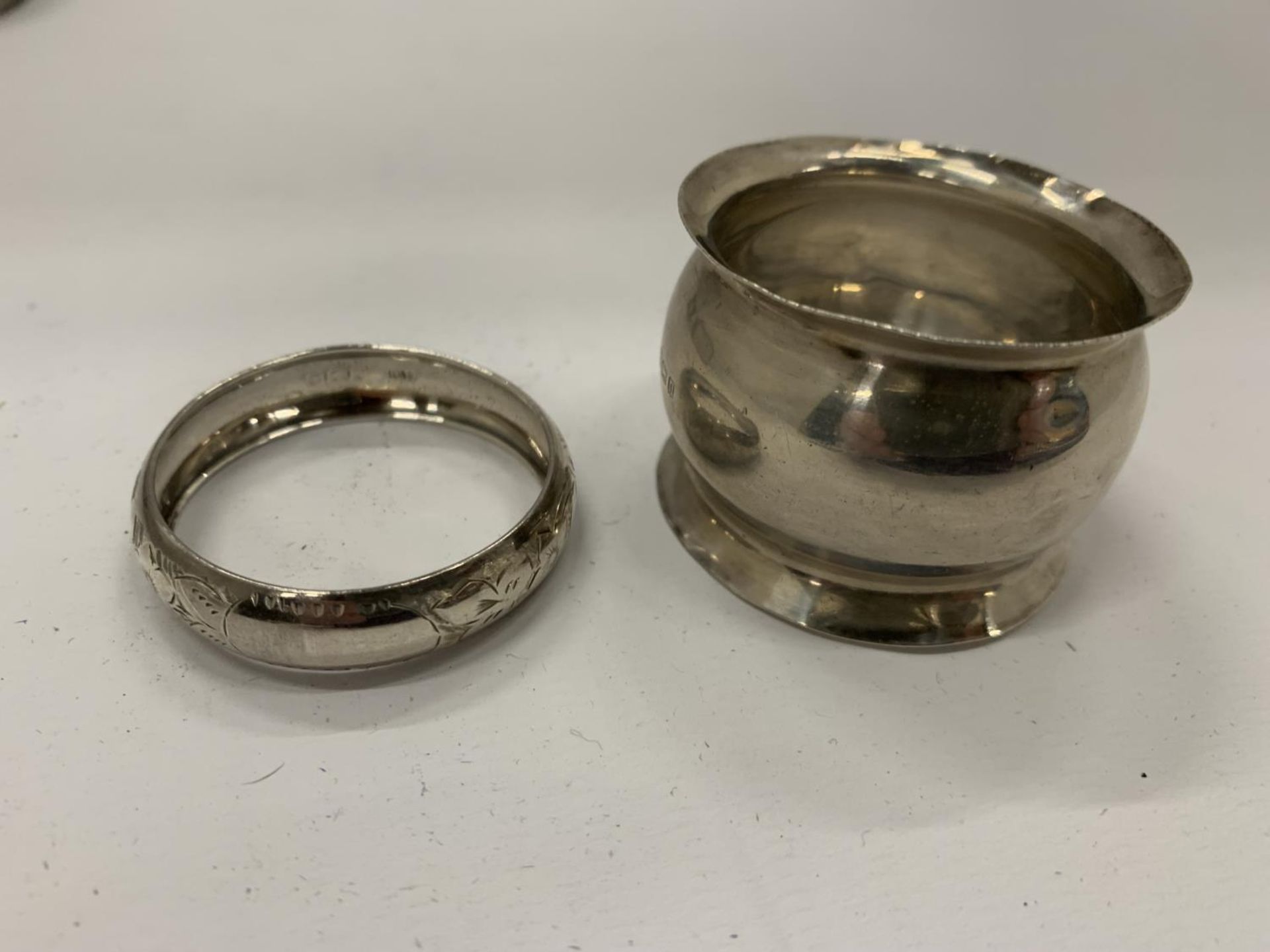 A MIXED LOT OF HALLMARKED SILVER NAPKIN RINGS TO INCLUDE A CASED EXAMPLE - Image 6 of 6