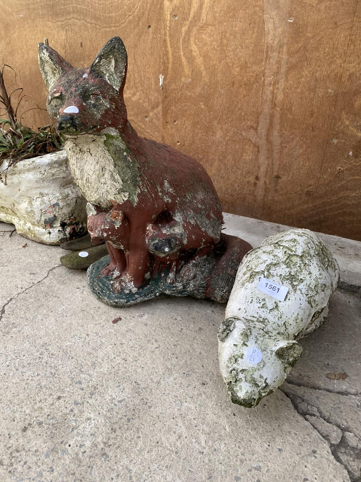 THREE RECONSTITTUED STONE GARDEN ITEMS TO INCLUDE A FOX AND A CAT AND A PAIR OF CAST IRON COBBLERS - Image 2 of 3