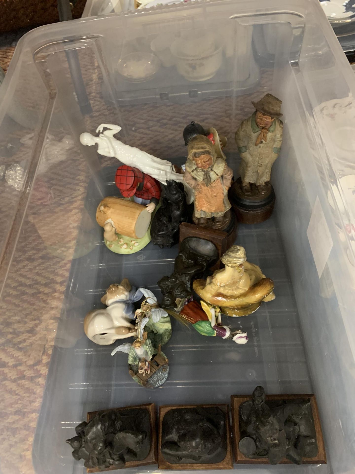 A BOX OF ASSORTED CERAMIC FIGURES TO INCLUDE FRANKLIN PORCELAIN, FAIRY FIGURES, ETC - Image 2 of 5