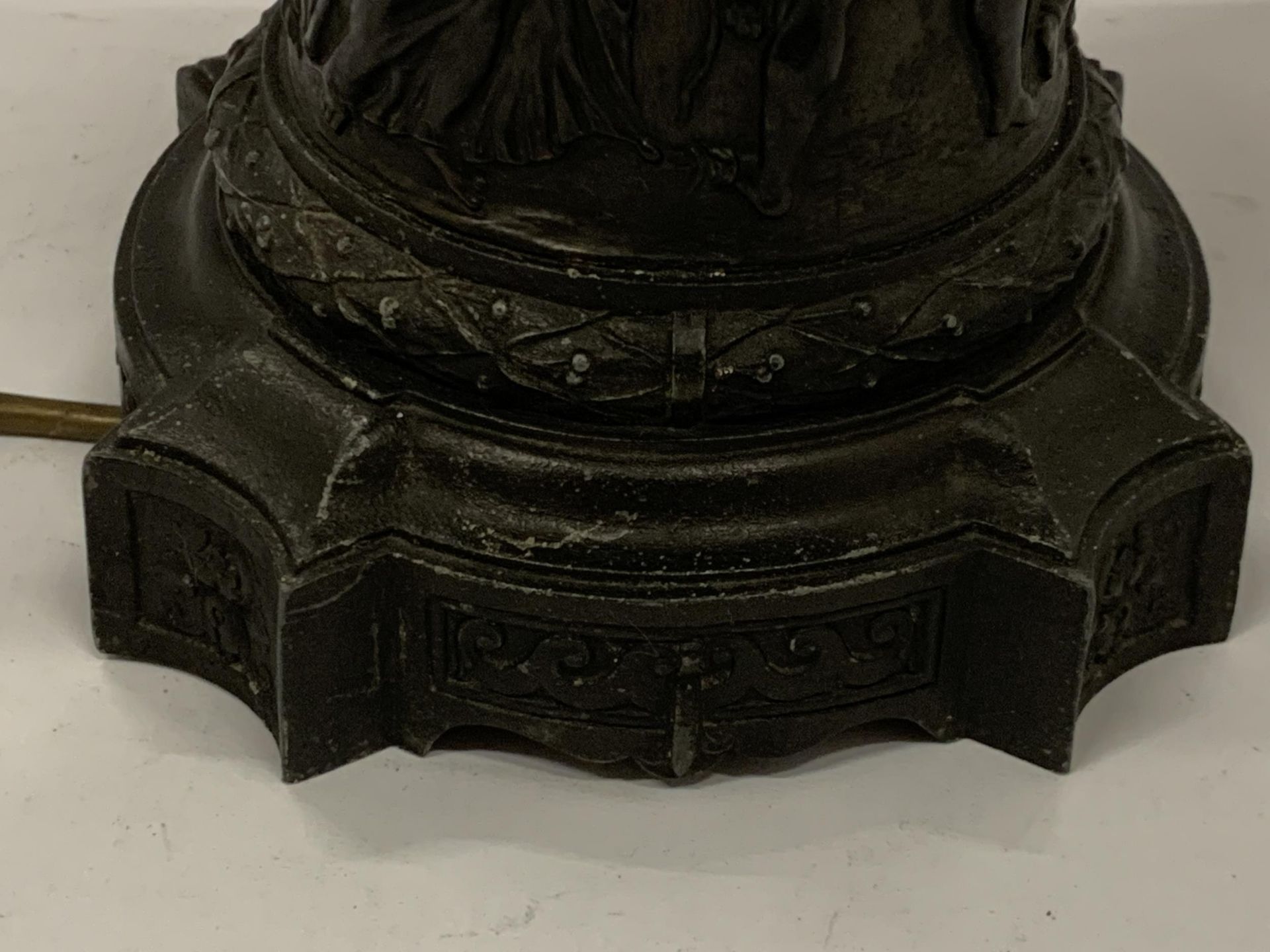 A VINTAGE SPELTER TABLE LAMP BASE WITH CLASSICAL FIGURE DESIGN, HEIGHT 37CM - Image 5 of 6