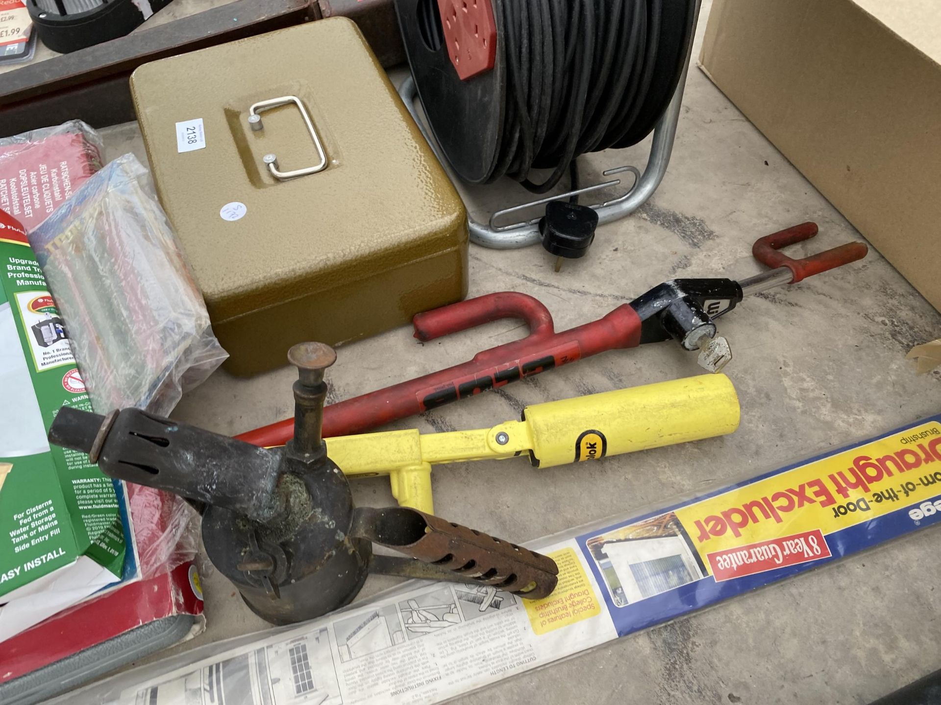 AN ASSORTMENT OF ITEMS TO INCLUDE A BLOW TORCH AND A CASH TIN ETC - Image 3 of 4