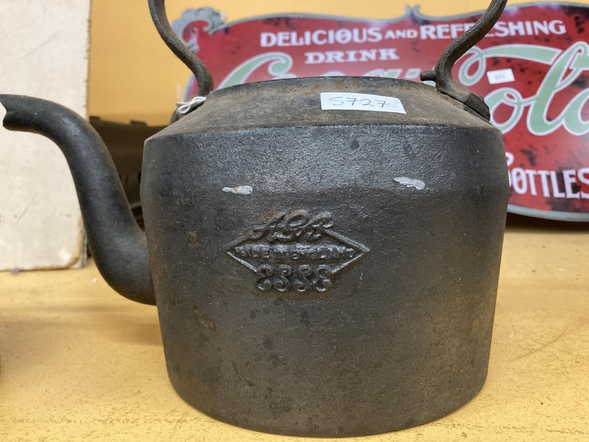 TWO VINTAGE CAST IRON KETTLES - ONE WITH MISSING LID - Image 3 of 8