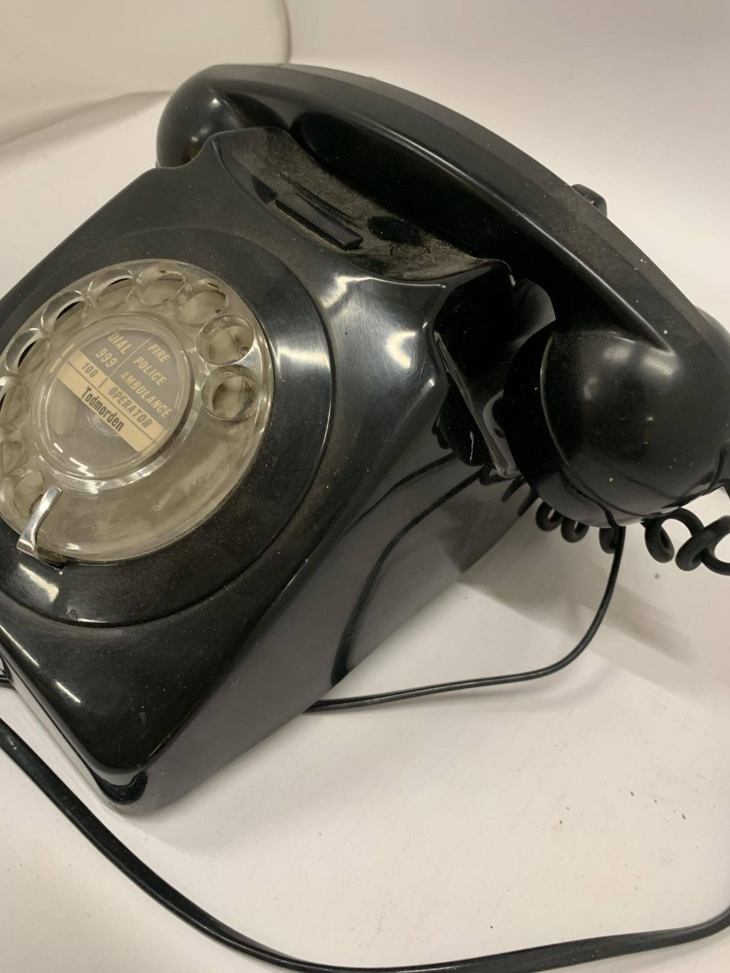 A VINTAGE BLACK TELEPHONE - Image 3 of 5