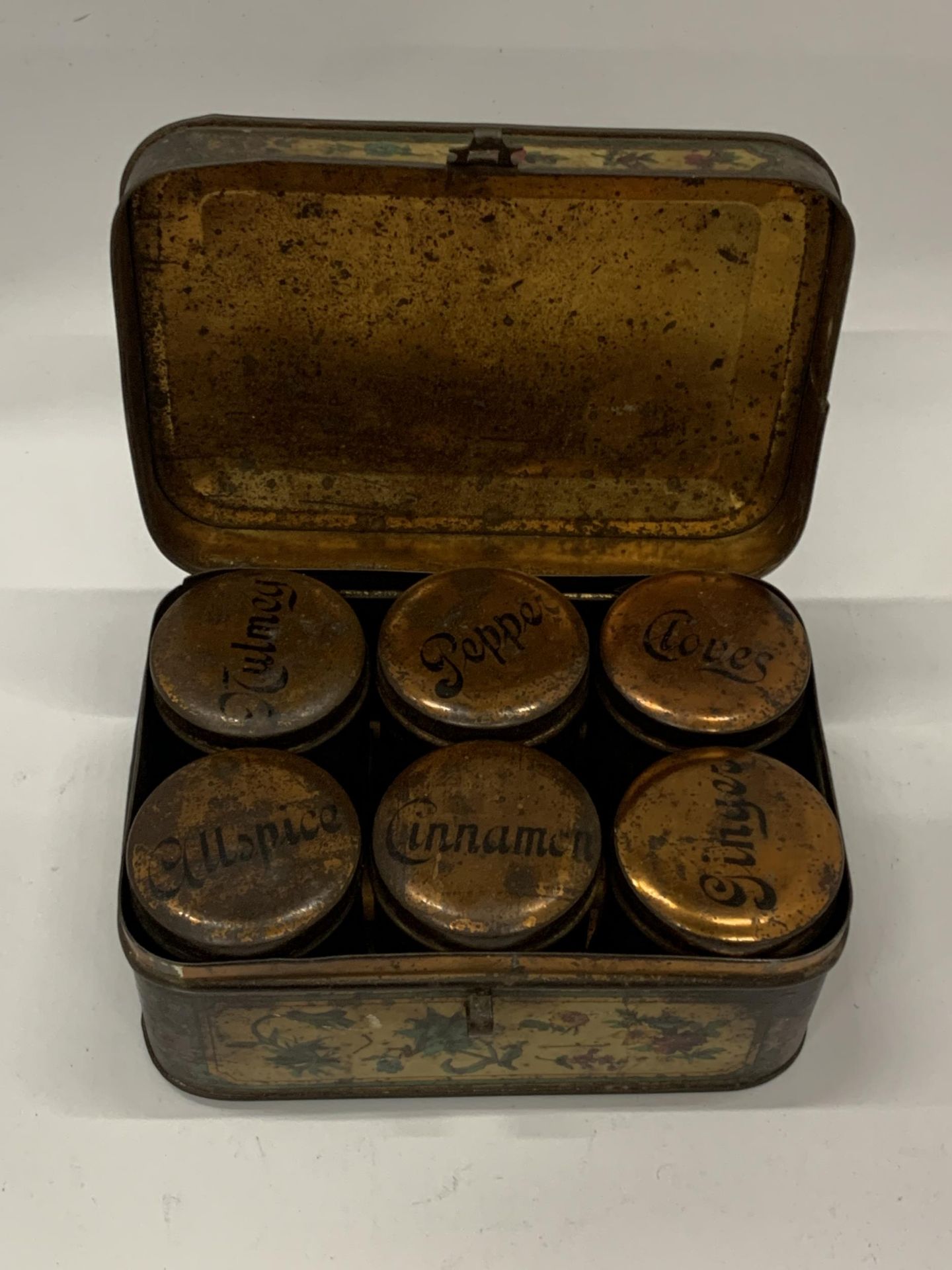 A VINTAGE 1940'S TIN METAL SPICE CHEST WITH SIX INNER LIDDED SPICE CONTAINERS