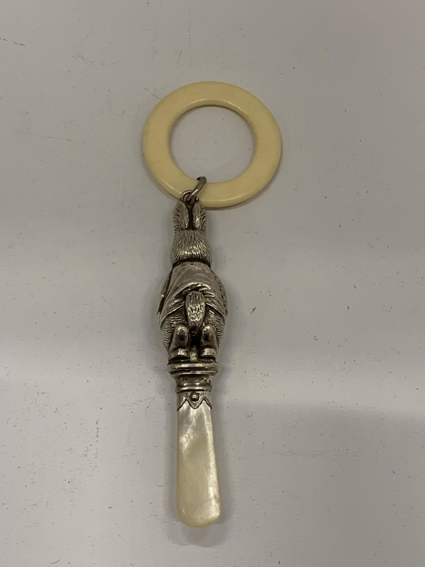 A HALLMARKED SILVER PETER RABBIT BABIES RATTLE, LENGTH 15CM - Image 6 of 6