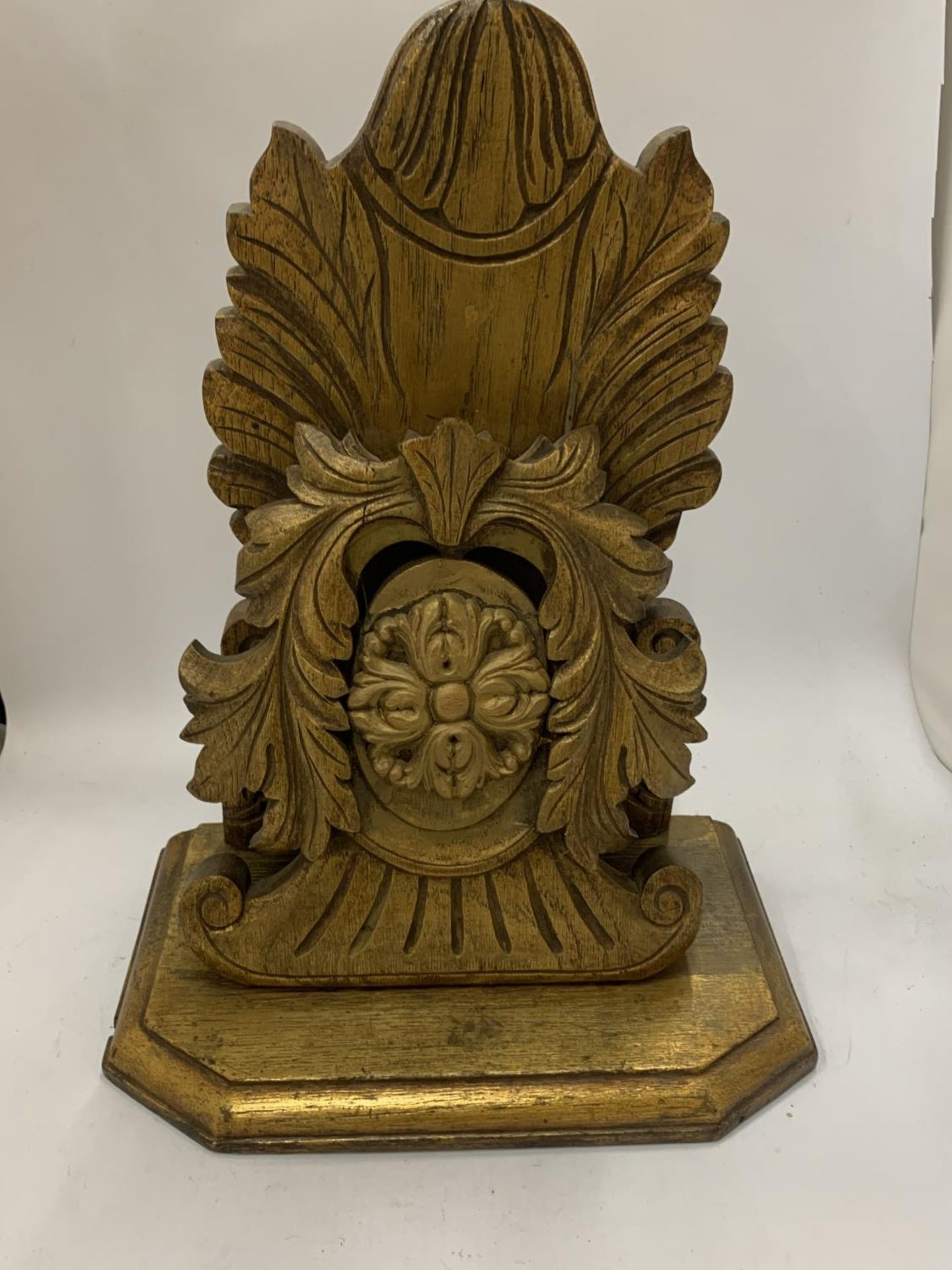 A CARVED WOODEN WALL SCONCE WITH A GILT FINISH HEIGHT 42CM - Image 2 of 6