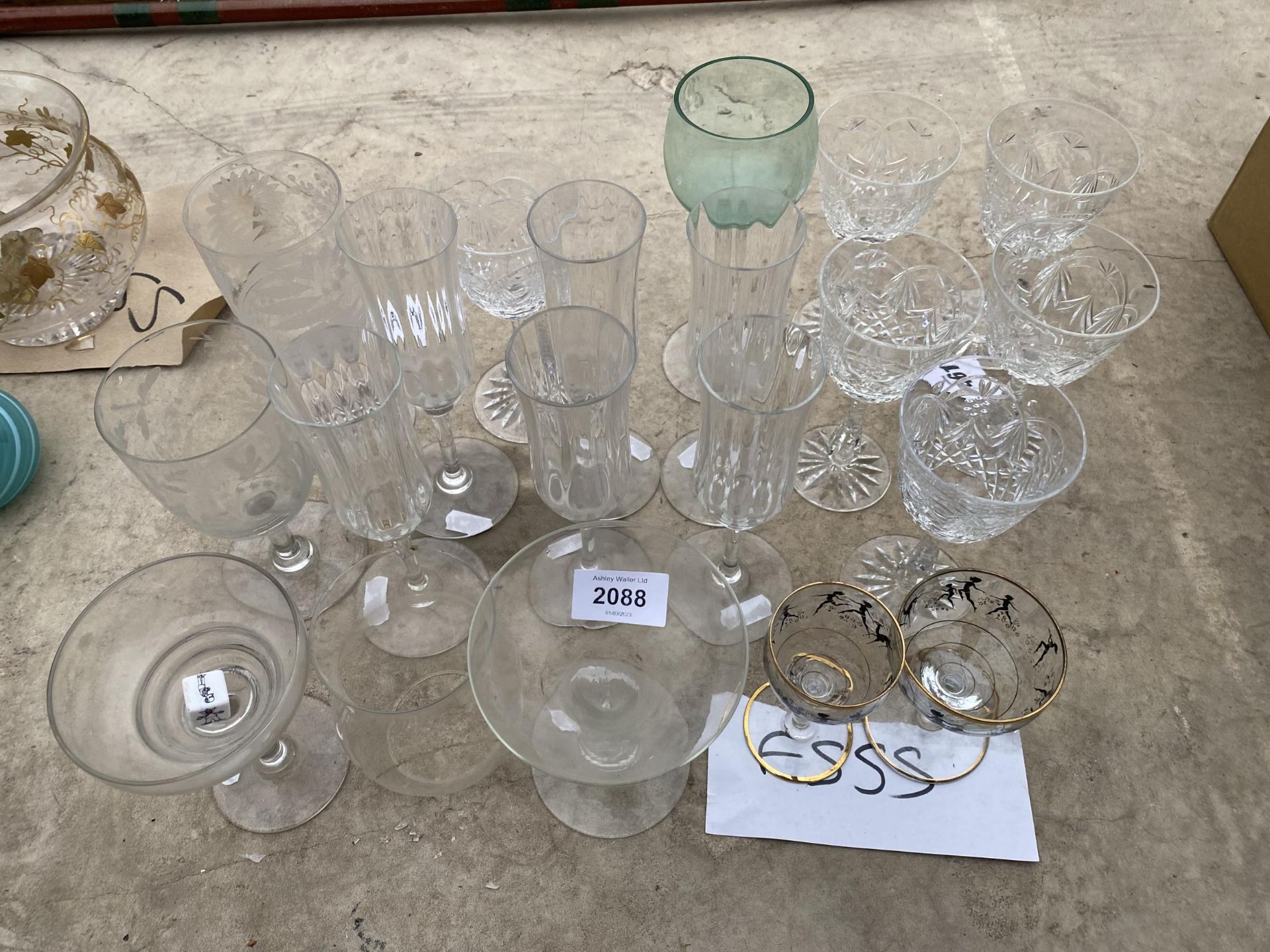 AN ASSORTMENT OF GLASS WARE TO INCLUDE WINE GLASSES ETC