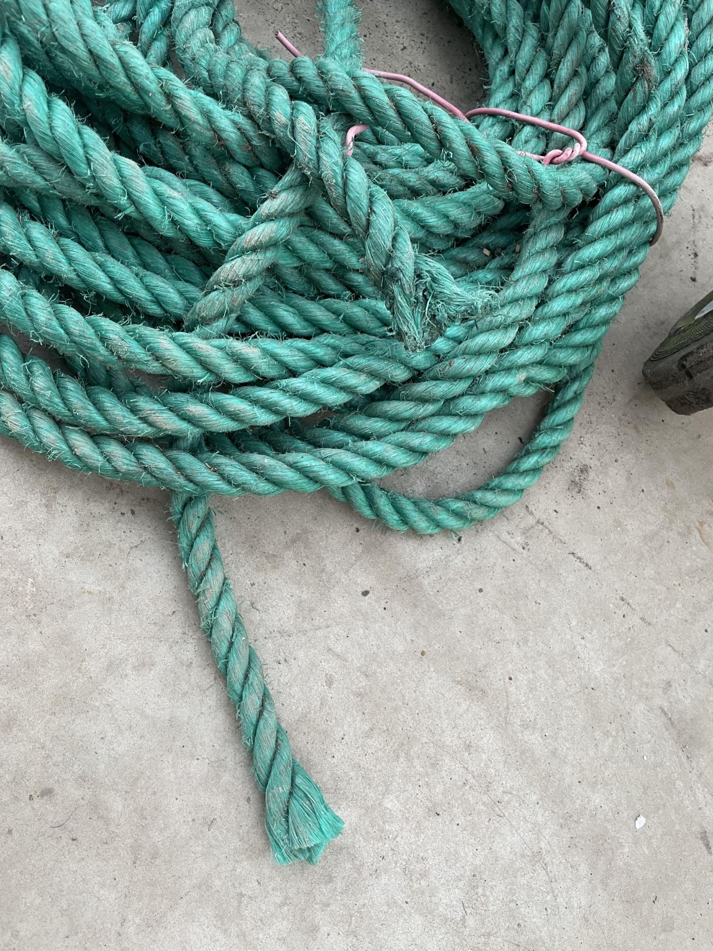 A LARGE QUANTITY OF GREEN ROPE - Image 2 of 2