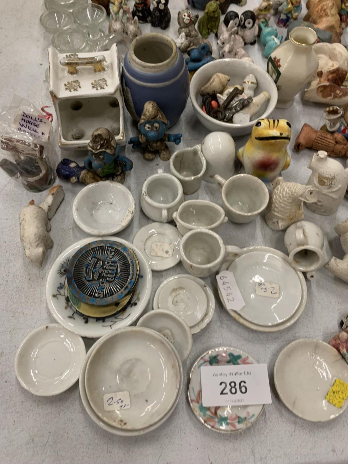 A LARGE QUANTITY OF MINIATURE ITEMS TO INCLUDE PLATES, ANIMAL FIGURES, GLASSWARE, ETC - Bild 4 aus 10