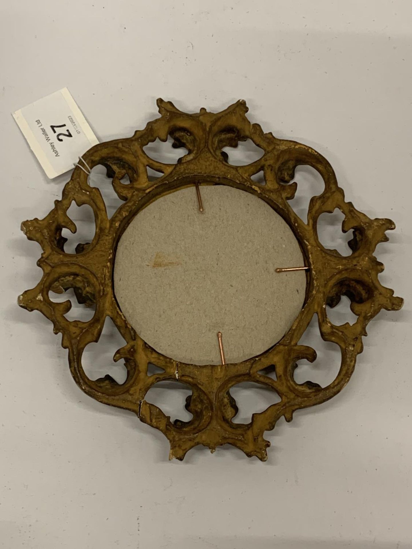 A 19TH CENTURY STILL LIFE OIL PAINTING SET IN ORNATE GILT GESSO FRAME, DIAMETER 16CM - Image 6 of 6