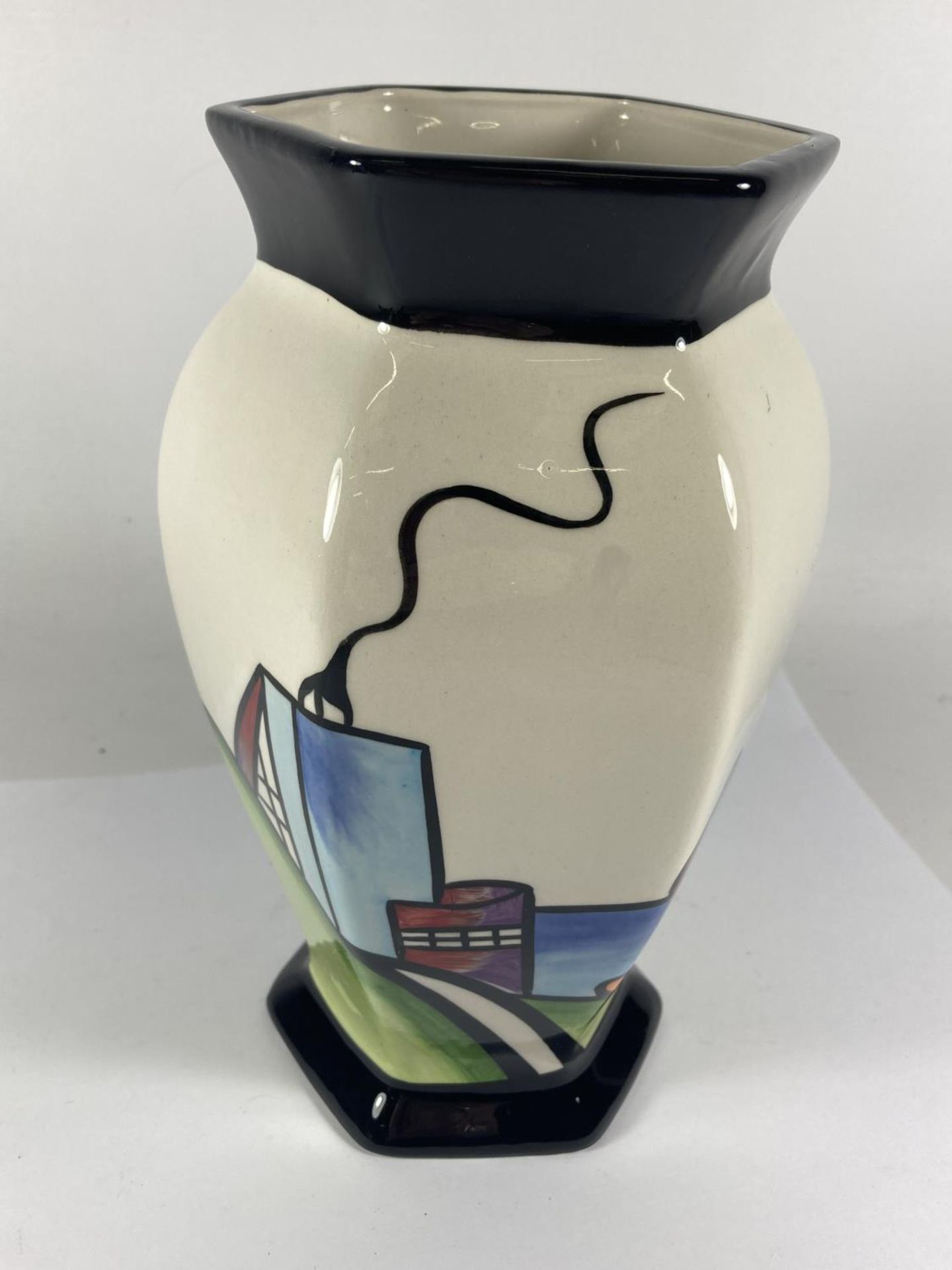 A HANDPAINTED AND SIGNED LORNA BAILEY HEXAGONAL VASE DECO HOUSE - Image 4 of 6