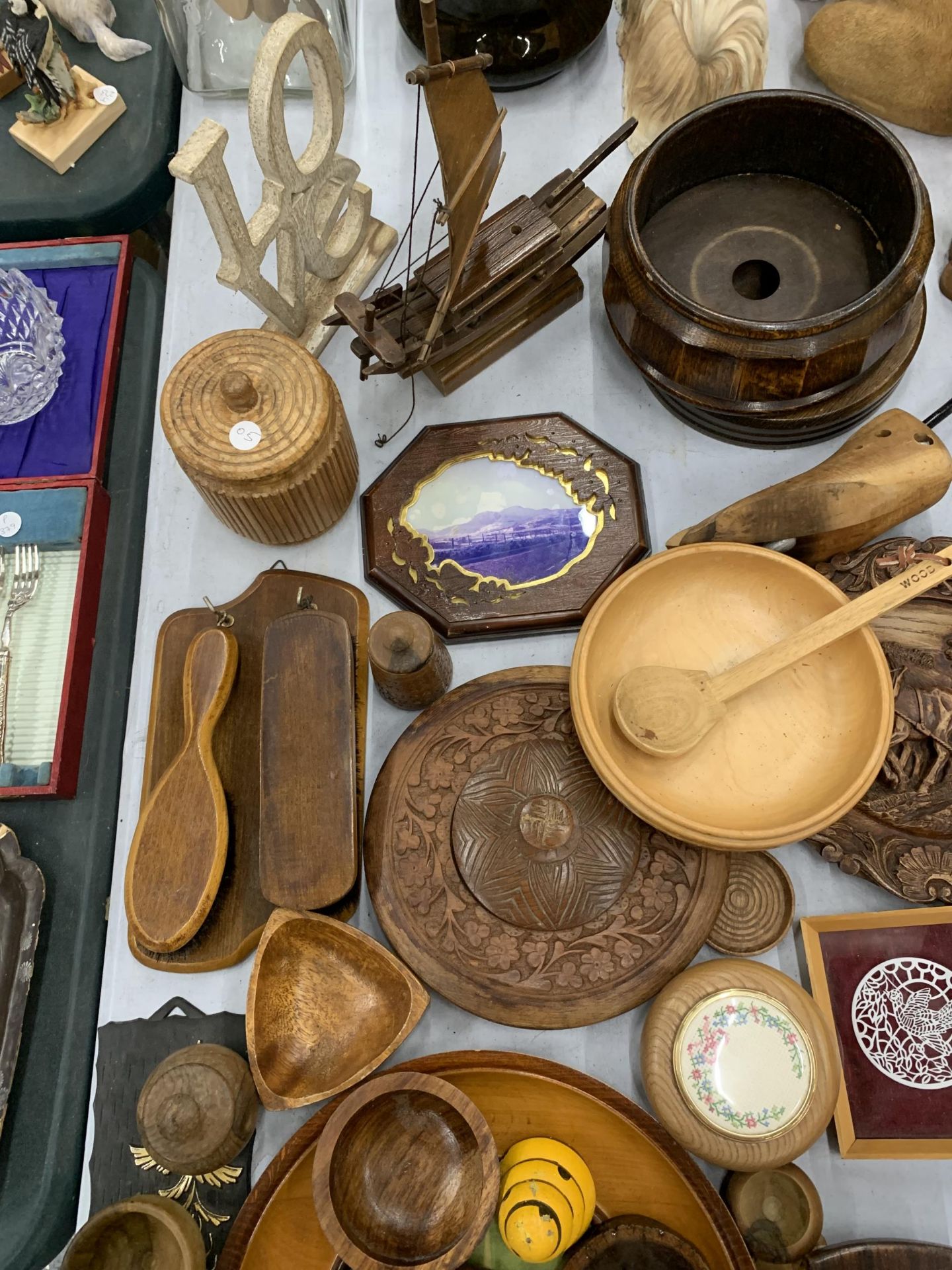 A LARGE QUANTITY OF TREEN ITEMS TO INCLUDE BOWLS, AN INK BLOTTER, SHOE LAST, WALL PLAQUES, A SHIP, - Image 5 of 16