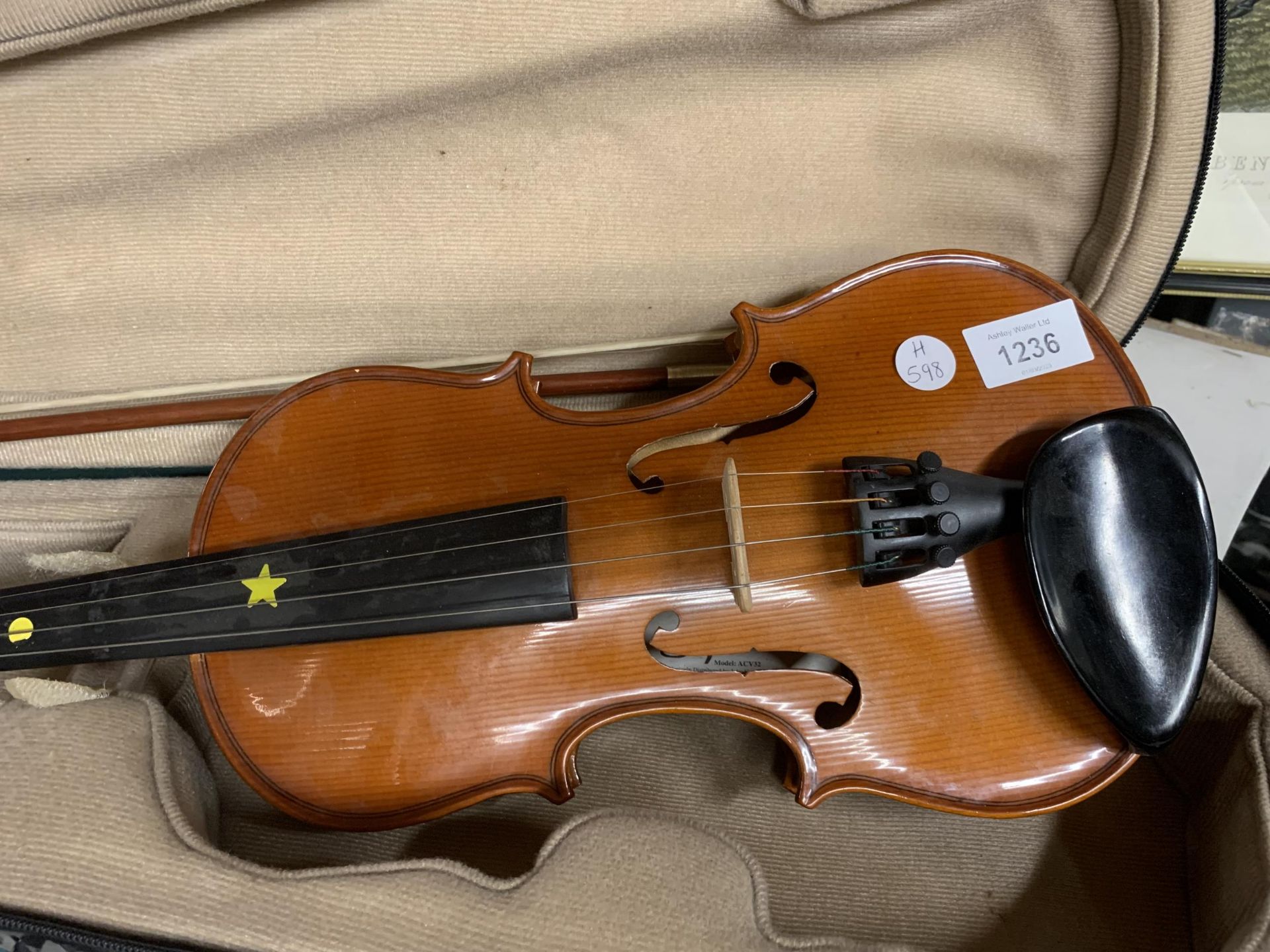 A VIOLIN AND BOW IN A FITTED CASE - Bild 3 aus 3