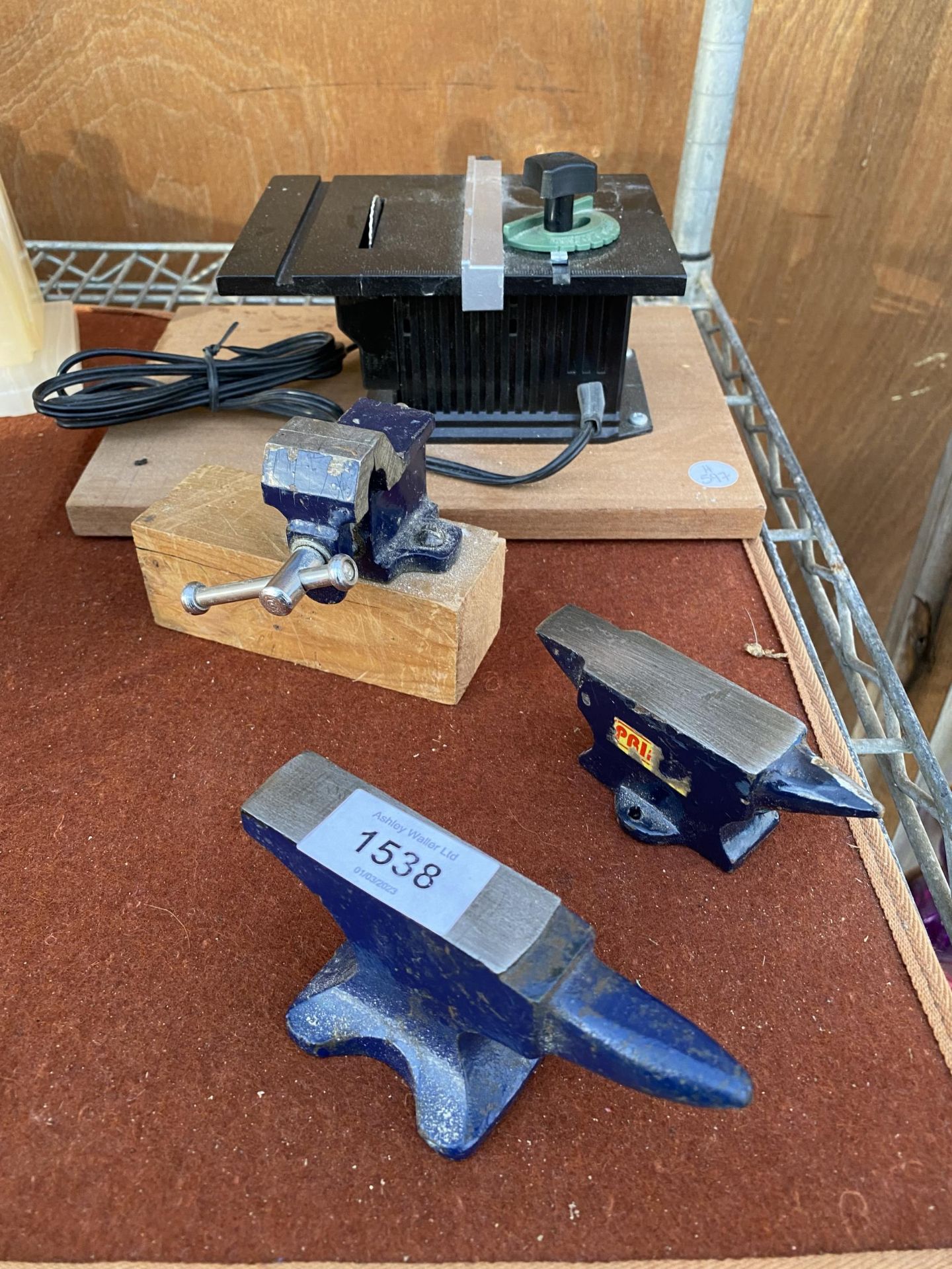 AN ASSORTMENT OF MINITURE SAMPLE TOOLS TO INCLUDE TWO ANVILS, A VICE AND A TABLE SAW
