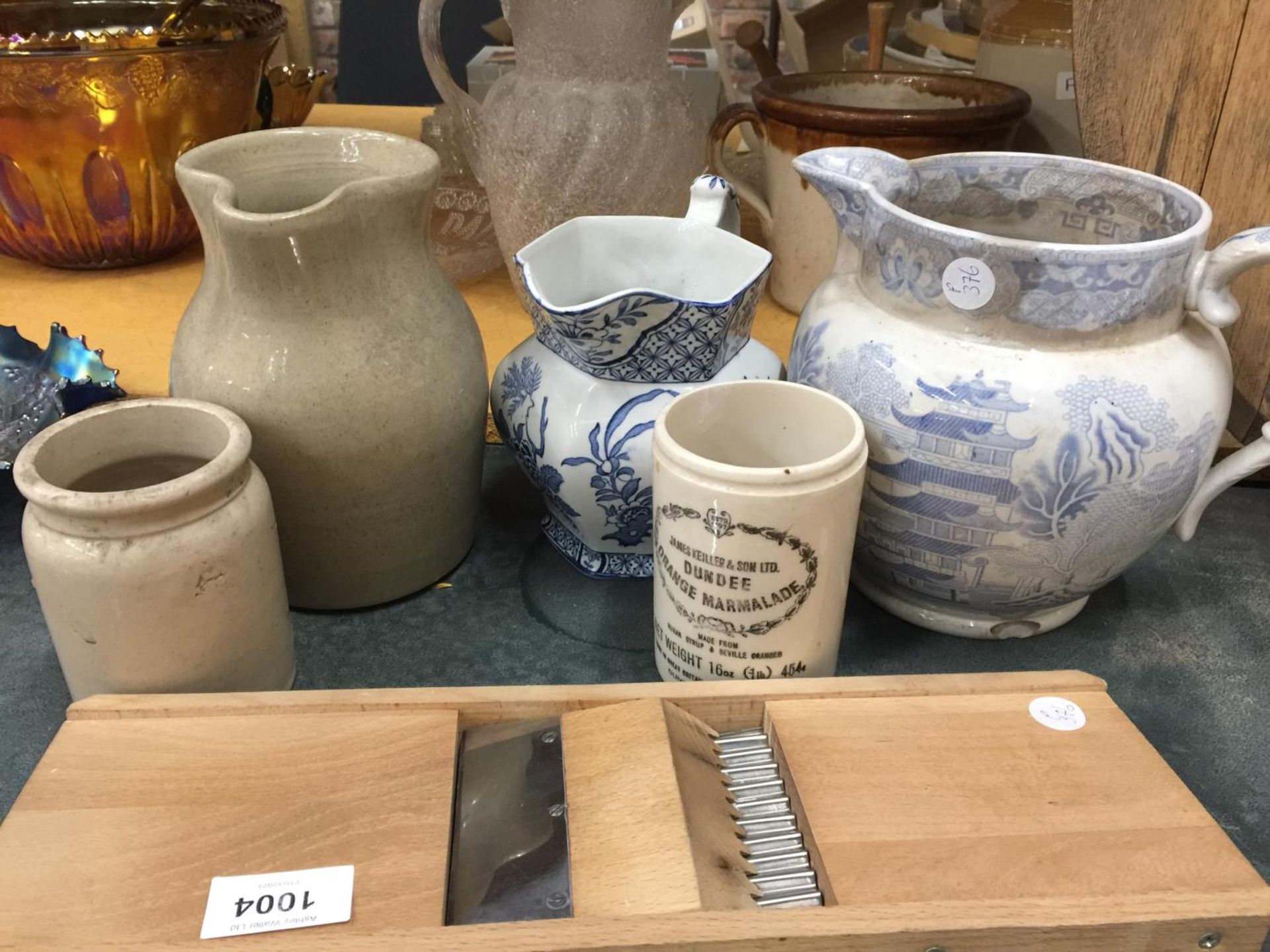 TWO BLUE AND WHITE VINTAGE JUGS - 1 A/F, THREE STONEWARE ITEMS PLUS A WOODEN KITCHEN MANDOLIN - Bild 2 aus 10