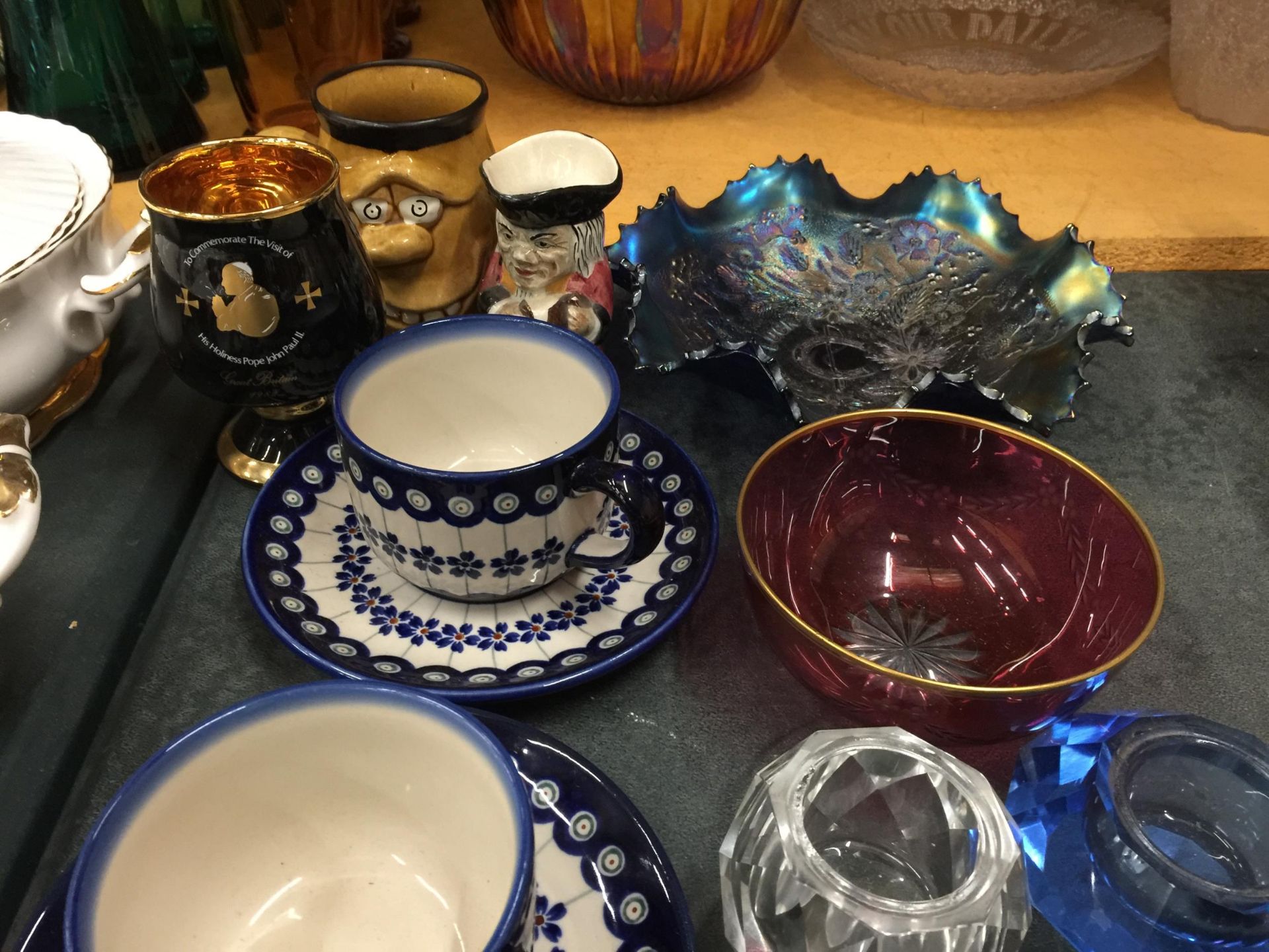 A QUANTITY OF POTTERY TO INCLUDE BLUE AND WHITE POLISH CUPS AND SAUCERS, GLASSWARE, A TABLE LIGHTER, - Bild 7 aus 14