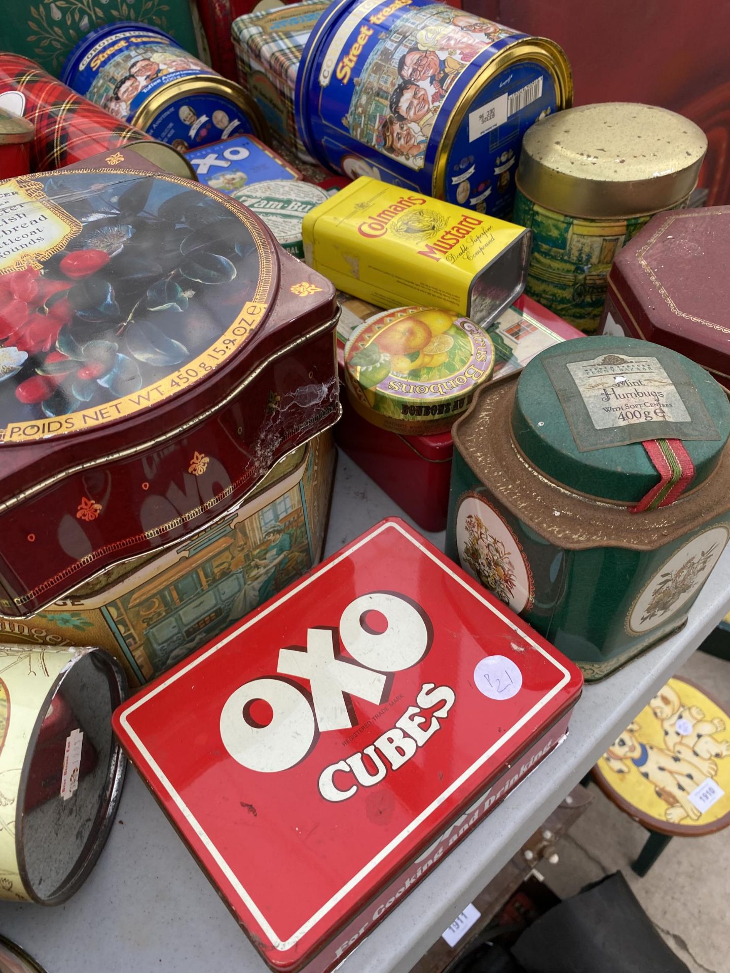 A LARGE ASSORTMENT OF VINTAGE TINS - Image 3 of 6