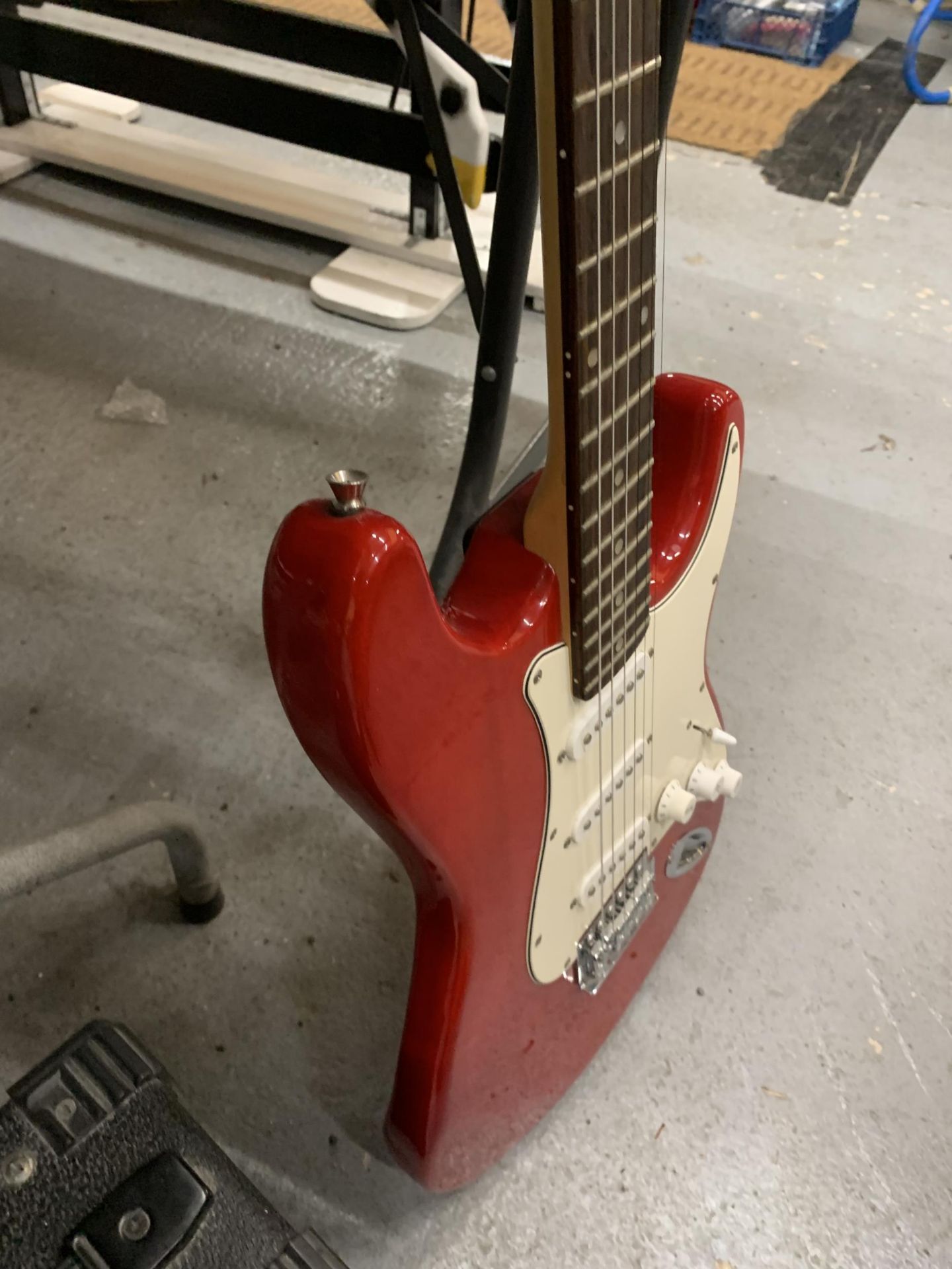 A 'GEAR4MUSIC' RED ELECTRIC GUITAR & A STAGG ELECTRIC AMPLIFIER - Bild 7 aus 8