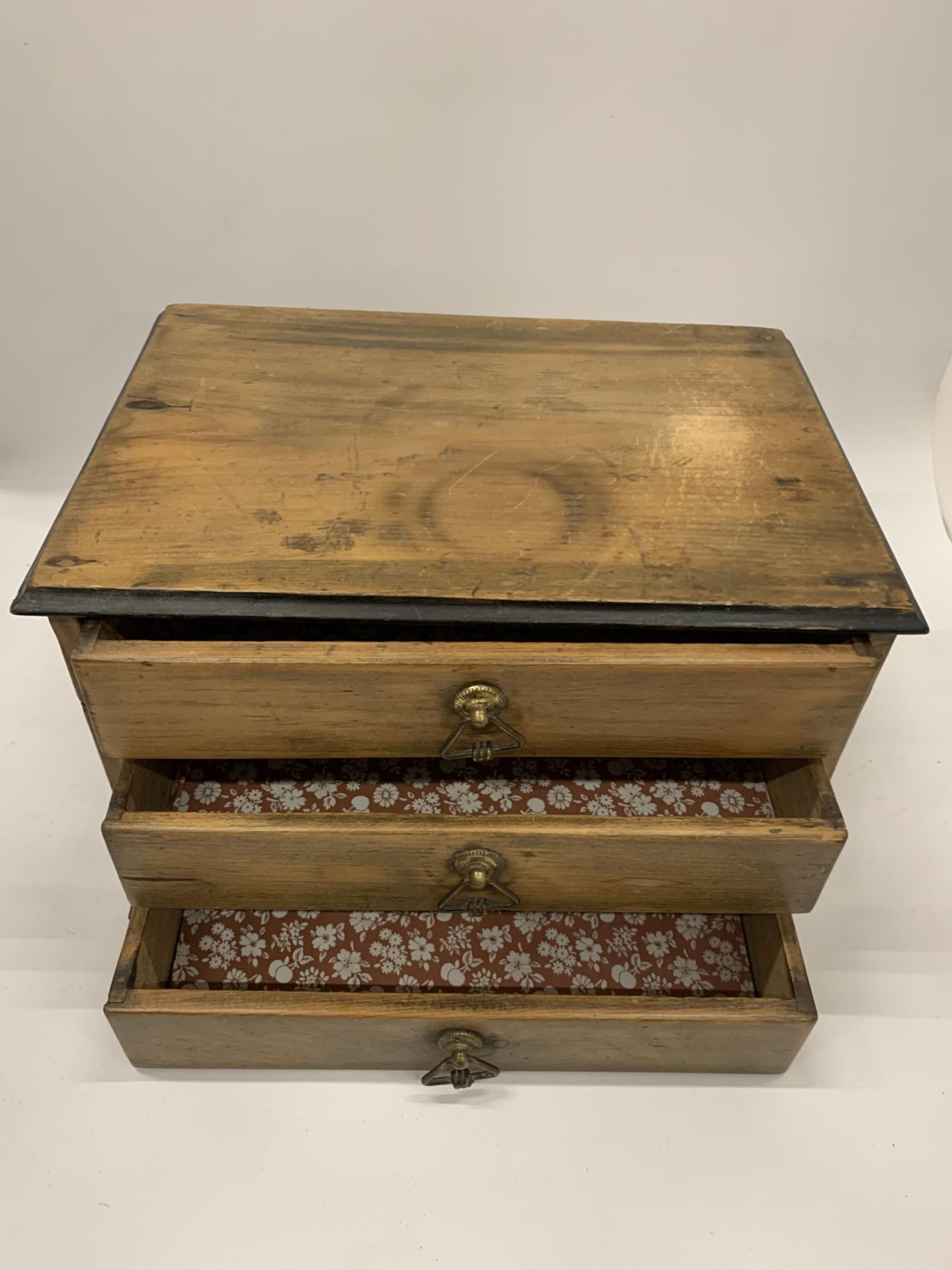 A SATINWOOD TABLE TOP THREE DRAWER CHEST, HEIGHT 19CM - Image 3 of 6