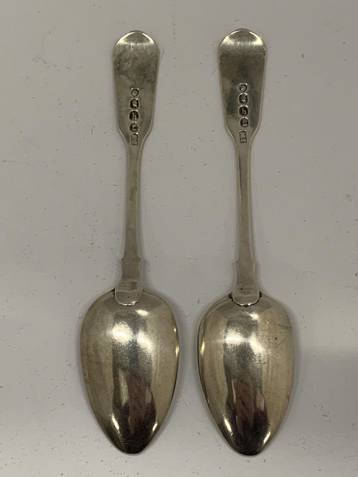 A PAIR OF GEORGIAN SILVER TEASPOONS, TOTAL WEIGHT 30G - Image 5 of 6