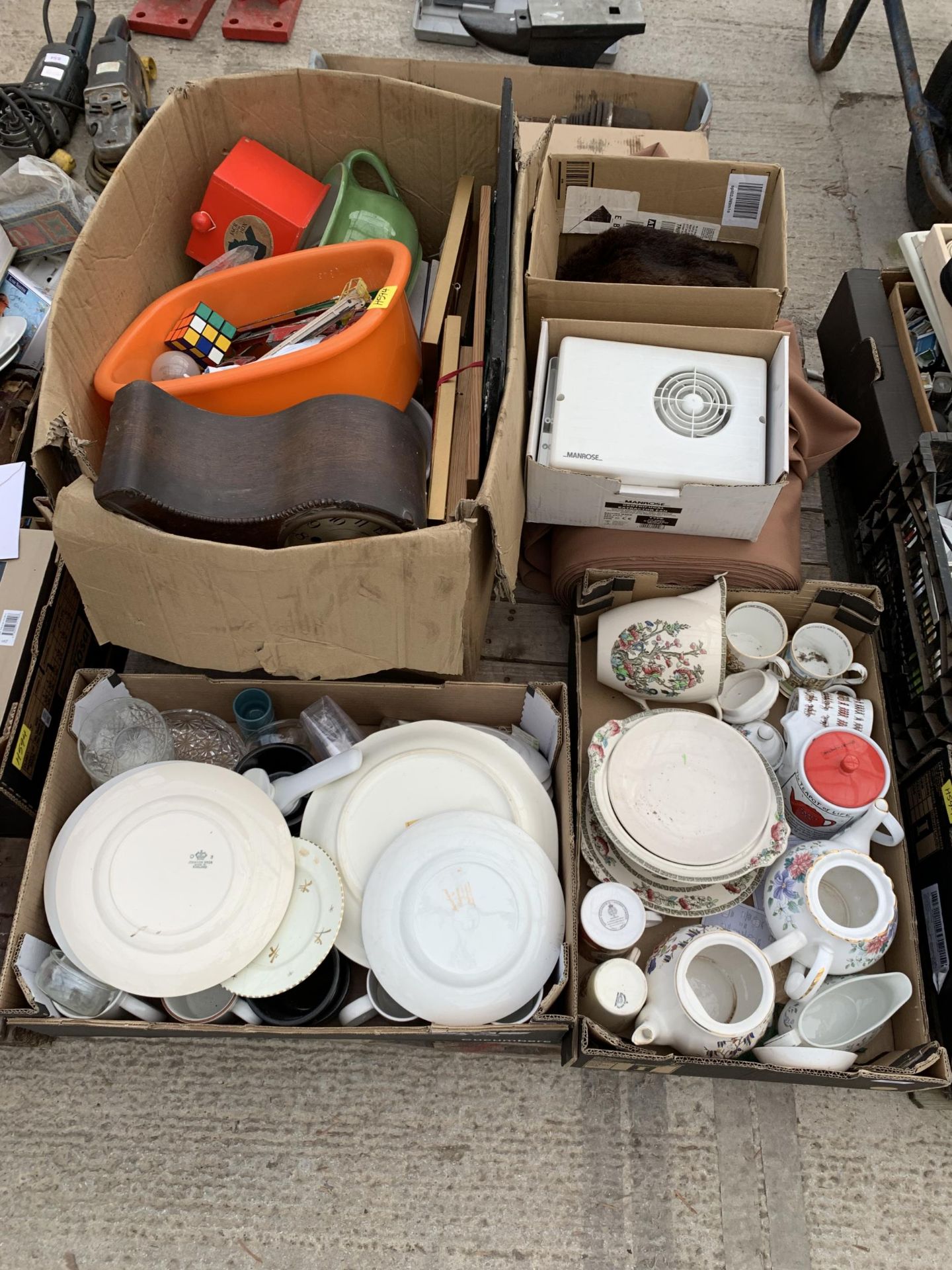 AN ASSORTMENT OF HOUSEHOLD CLEARANCE ITEMS TO INCLUDE CERAMICS AND GLASS WARE ETC