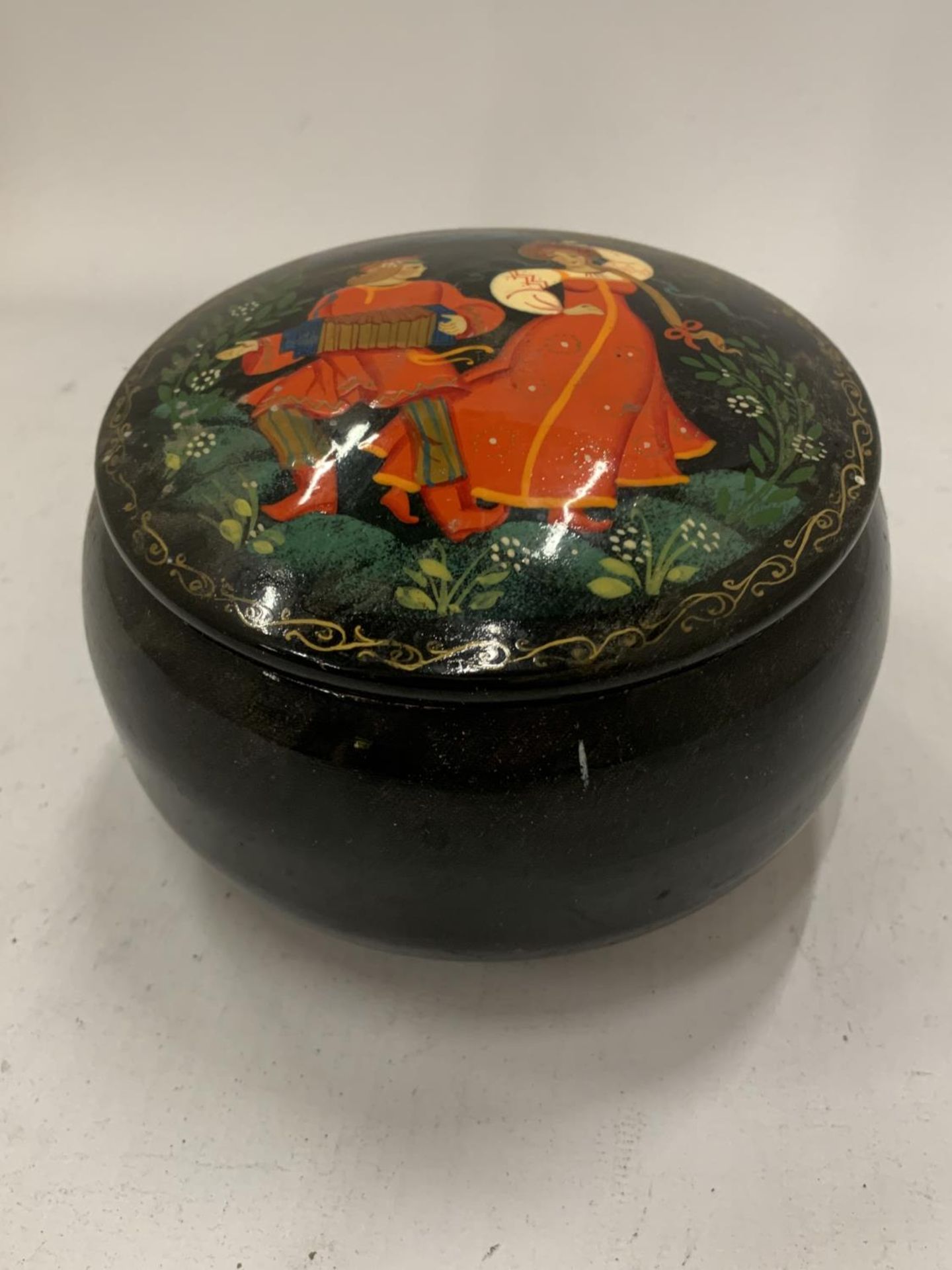 A HAND PAINTED LIDDED POT DIAMETER 8CM - Image 2 of 8