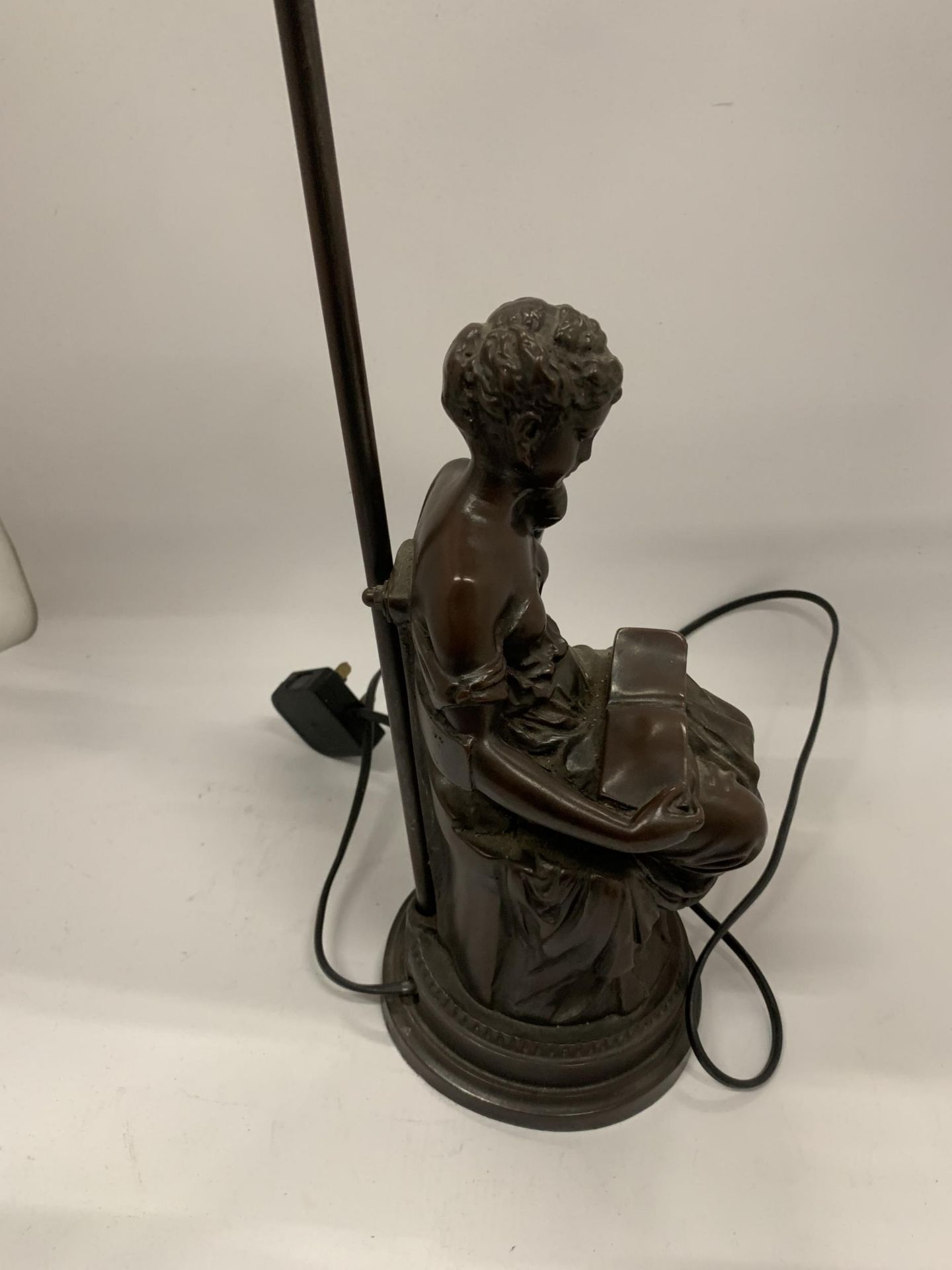 AN ART NOUVEAU SPELTER FIGURAL TABLE LAMP, HEIGHT 60CM - Image 5 of 6