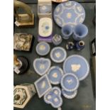 A LARGE QUANTITY OF WEDGWOOD JASPERWARE TO INCLUDE PIN TRAYS, TRINKET DISHES, VASES, ETC