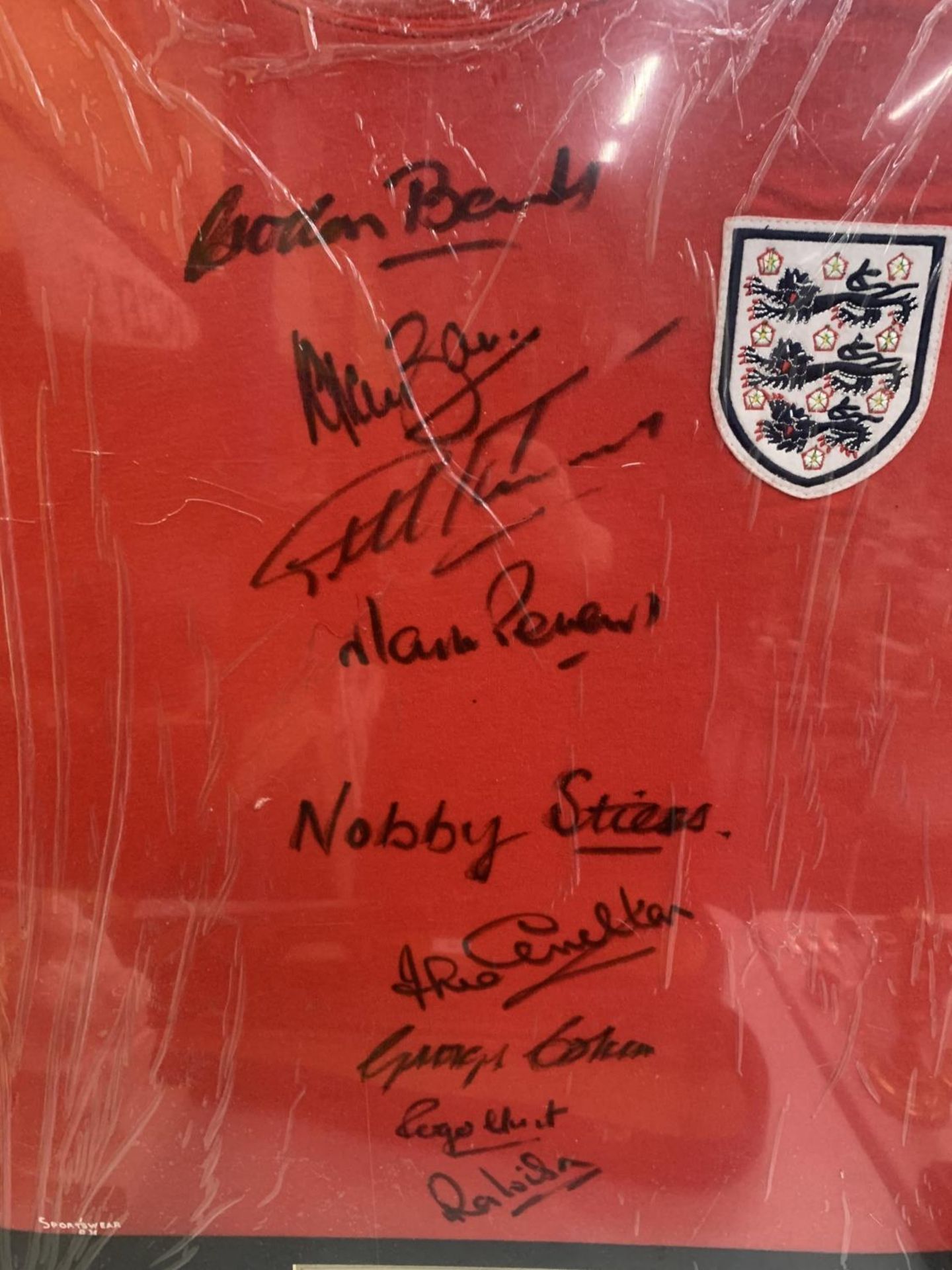 A FRAMED AUTHENTIC 1966 ENGLAND WORLD CUP FOOTBALL SHIRT SIGNED BY GORDON BANKS, GEOFF HURST, JACK - Image 4 of 9