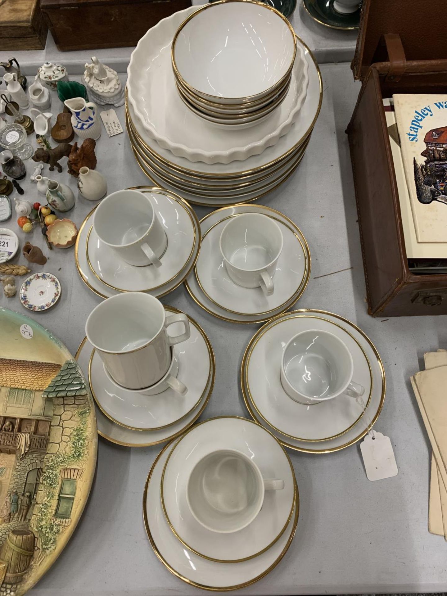 AN ESCHENBACH GERMAN PART DINNER SERVICE TO INCLUDE VARIOUS SIZED PLATES, BOWLS, CUPS, SAUCERS, ETC - Image 2 of 6