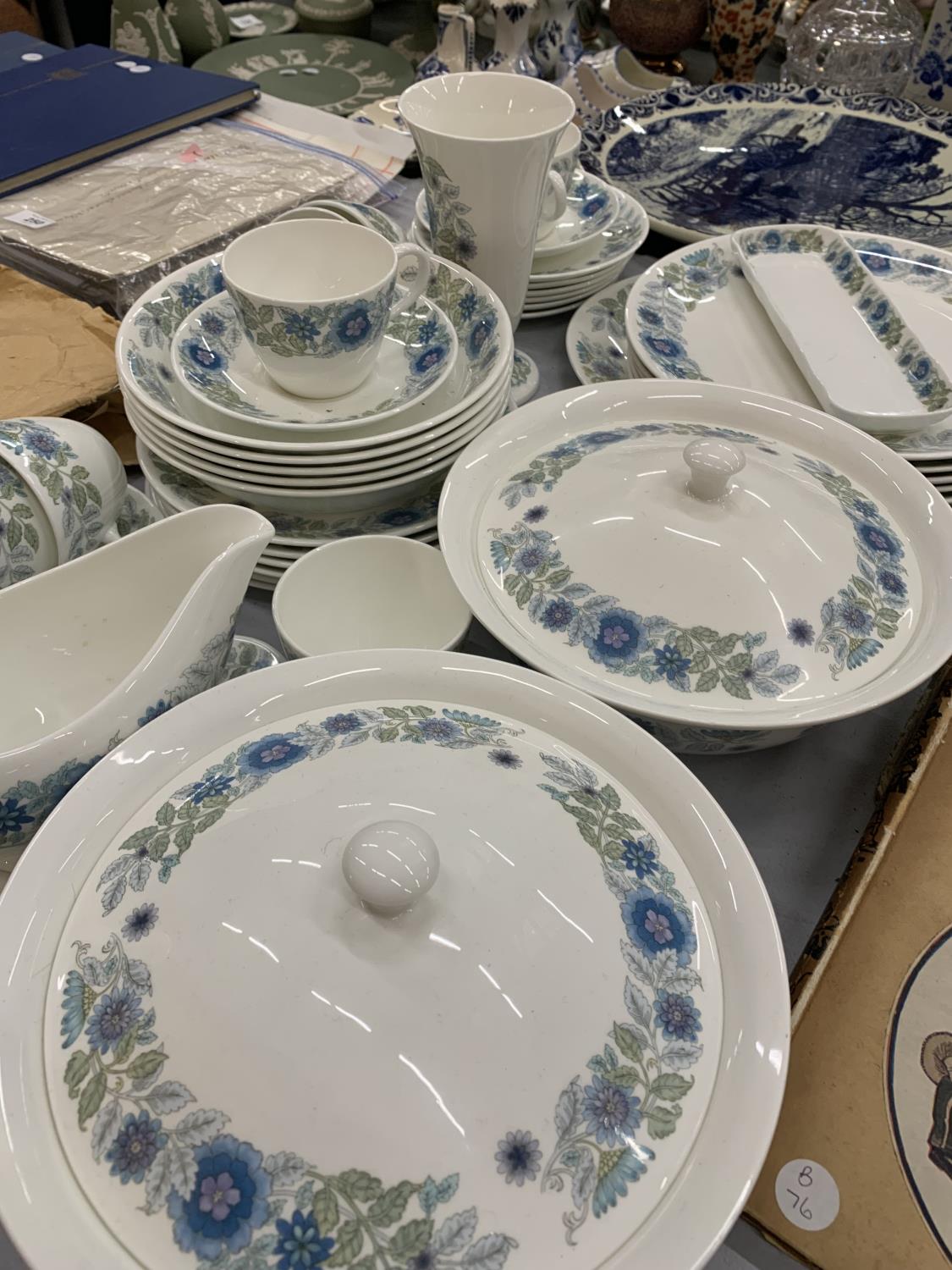 A WEDGWOOD 'CLEMENTINE' PART DINNER SERVICE TO INCLUDE PLATES, BOWLS, SERVING TUREENS, SAUCE BOAT - Image 6 of 7