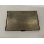 AN ART DECO ENGINE TURNED HALLMARKED SILVER CARD CASE, WEIGHT 194G