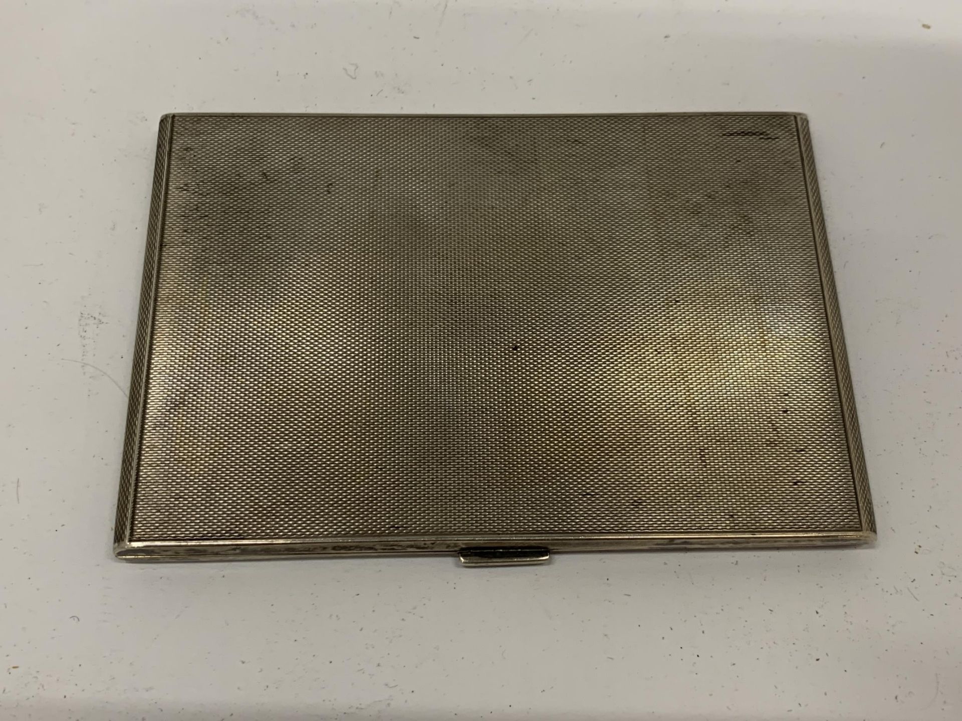 AN ART DECO ENGINE TURNED HALLMARKED SILVER CARD CASE, WEIGHT 194G