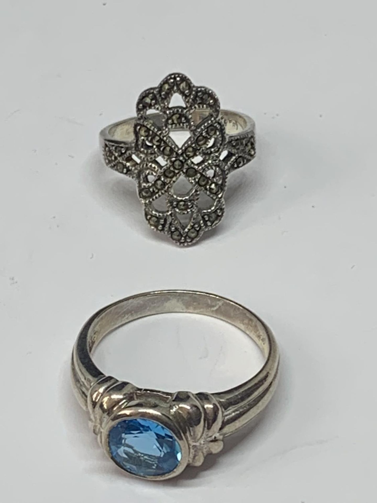 FIVE VARIOUS SILVER RINGS - Image 3 of 3