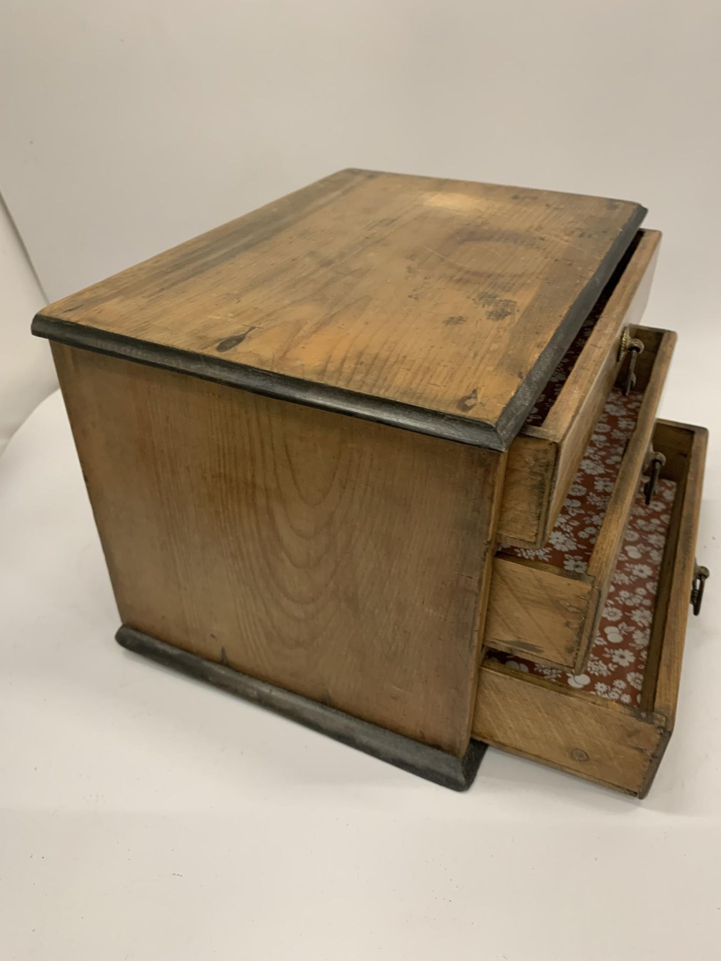 A SATINWOOD TABLE TOP THREE DRAWER CHEST, HEIGHT 19CM - Image 5 of 6