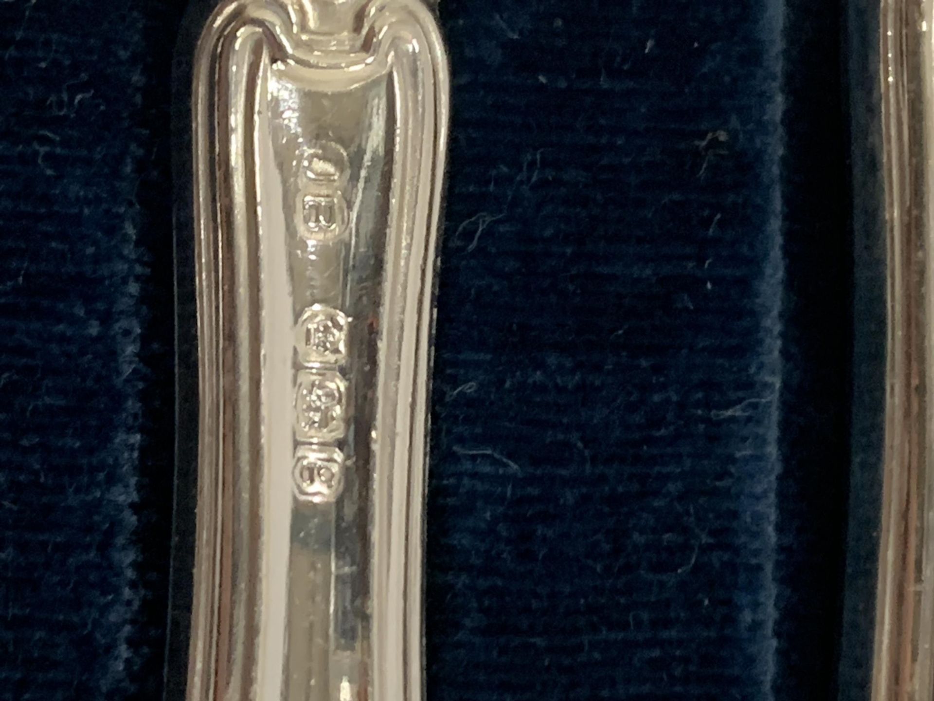 A CASED SET OF SIX CASED HALLMARKED SILVER HANDLED BUTTER KNIVES - Image 5 of 6