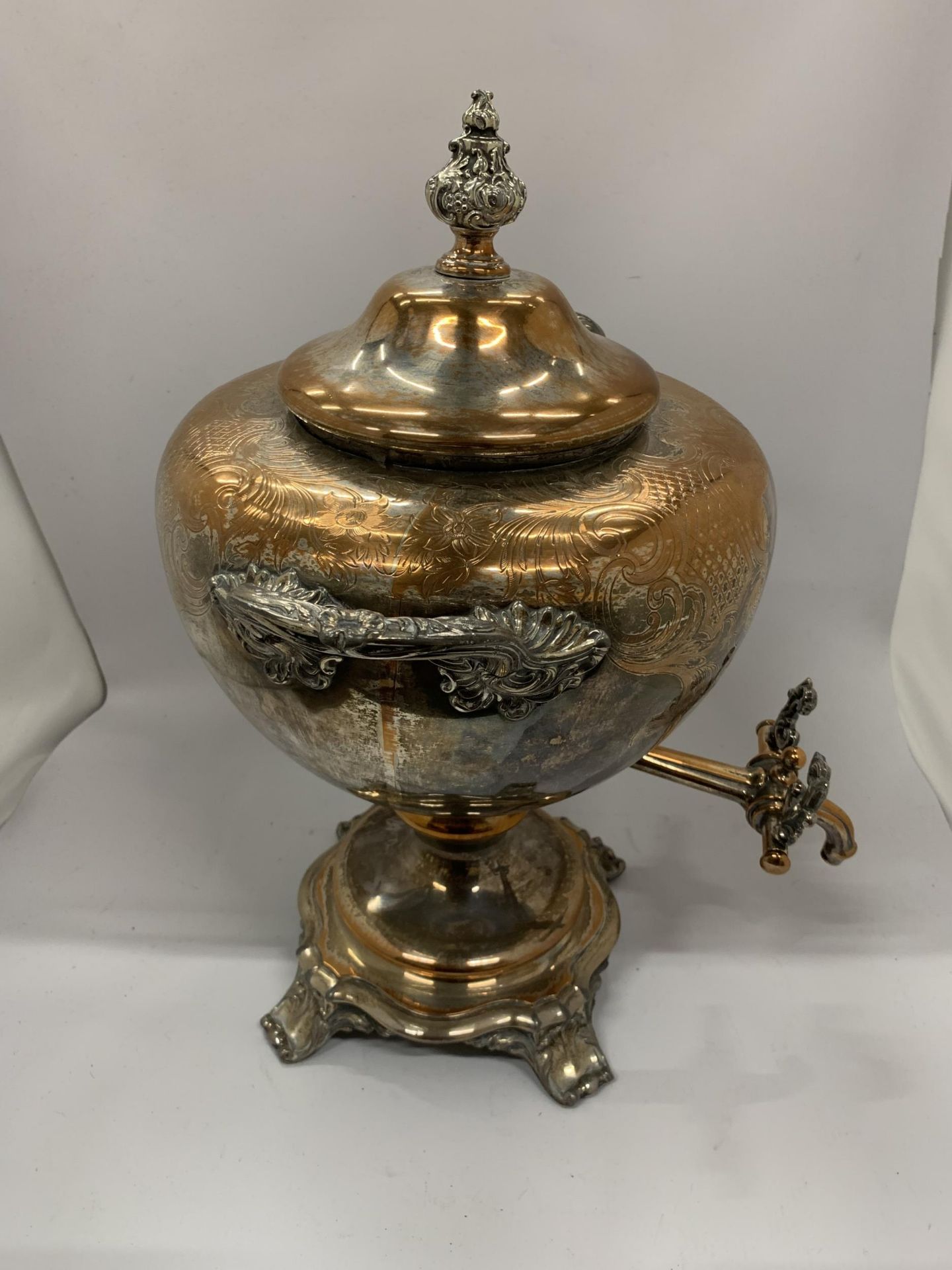 A VINTAGE SILVER PLATED ON COPPER TWIN HANDLED SAMOVAR, HEIGHT 44CM - Image 3 of 10