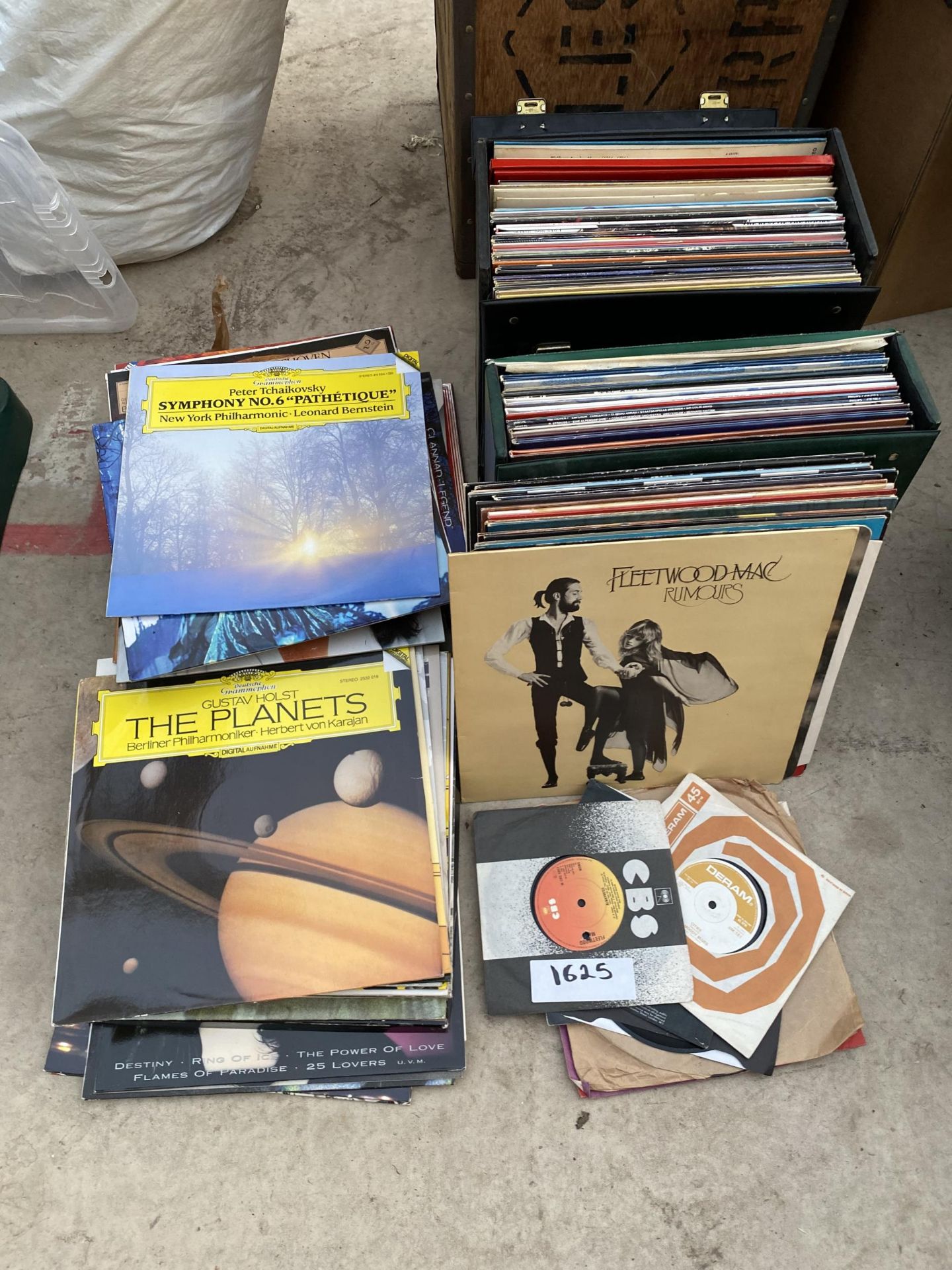 A LARGE ASSORTMENT OF LP RECORDS