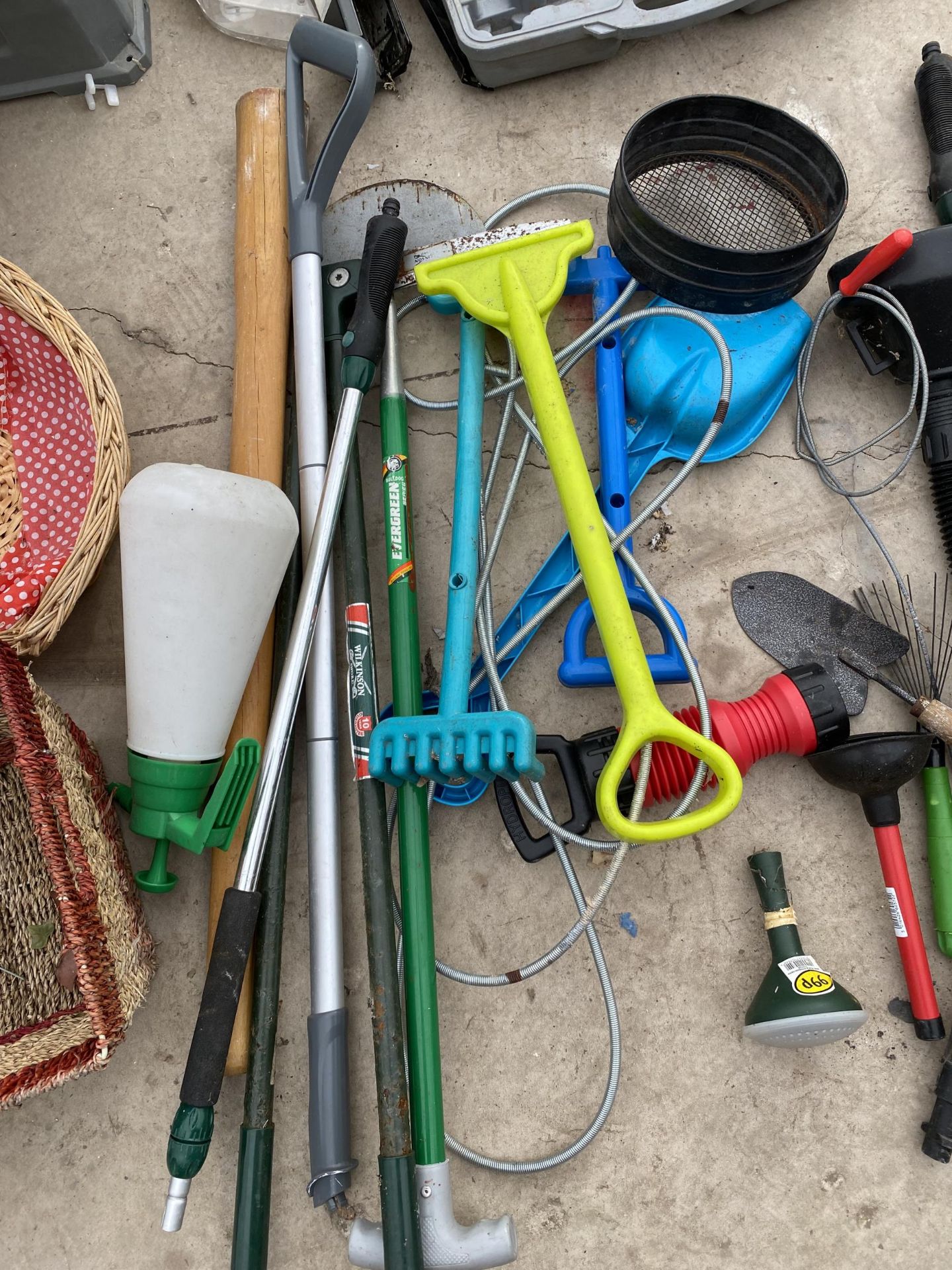 AN ASSORTMENT OF GARDEN TOOLS TO INCLUDE SHEARS, A HALF MOON AND A HEDGE TRIMMER ETC - Image 2 of 2