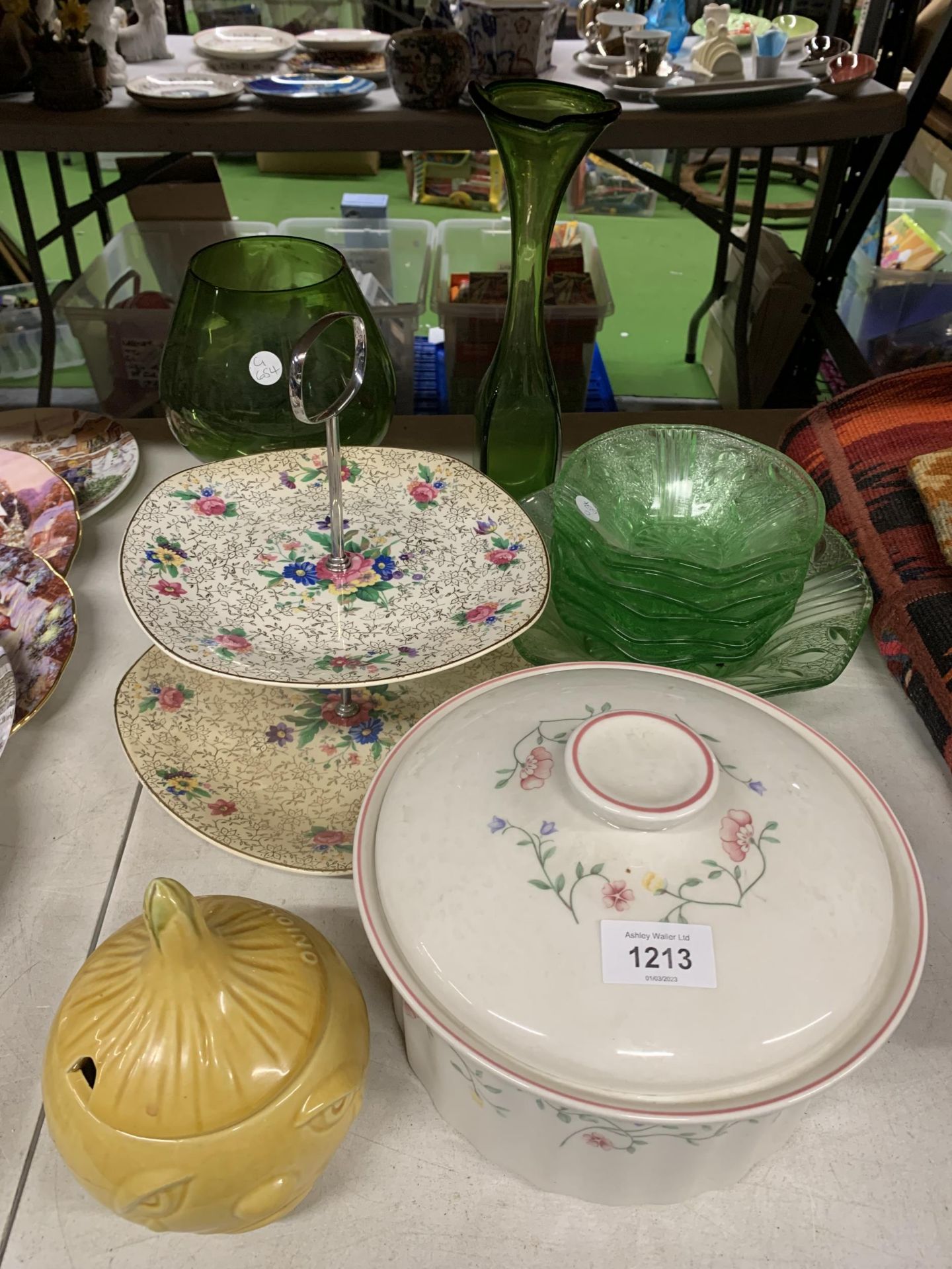 A MIXED LOT TO INCLUDE A MIDWINTER CAKE STAND, JOHNSON BROS LIDDED TUREEN, ONION JAR, GLASS BOWL,