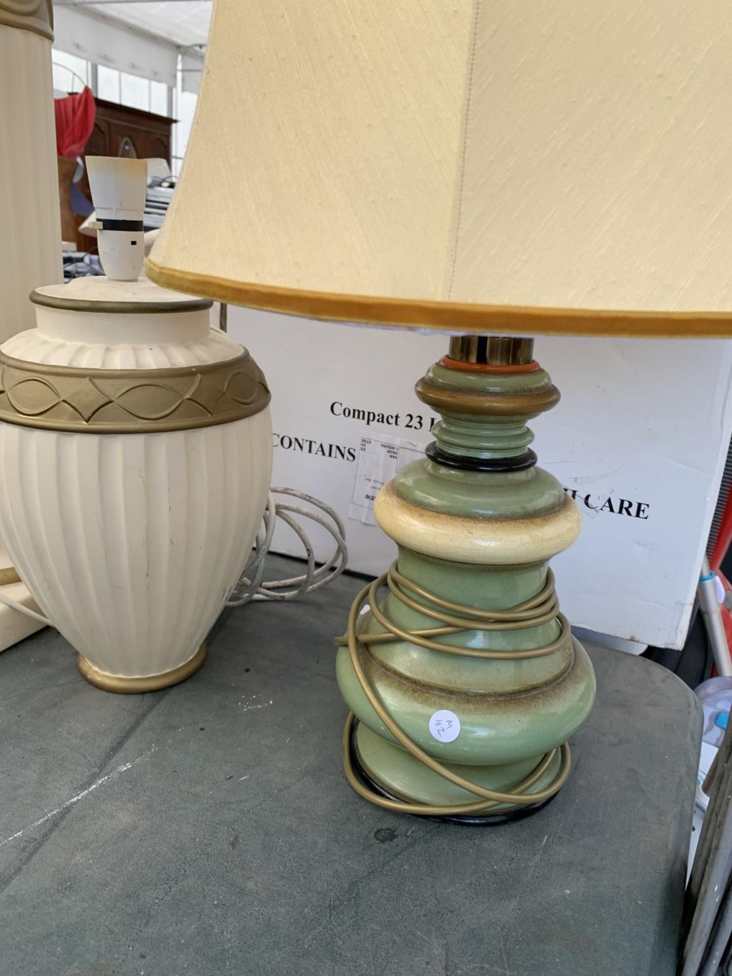 TWO DECORATIVE TABLE LAMPS AND A JARDINAIRE STAND - Bild 3 aus 3