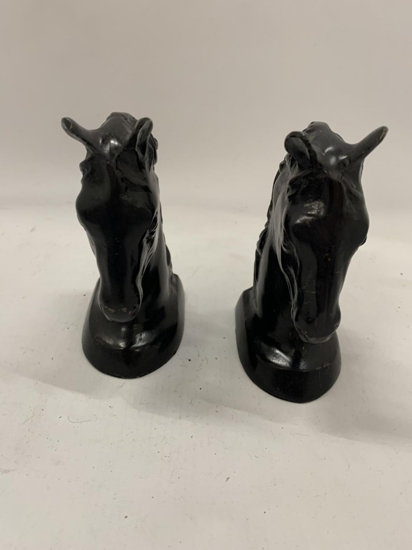 A PAIR OF STONE BLACK HORSES HEAD BOOK-ENDS HEIGHT 14CM - Image 2 of 8