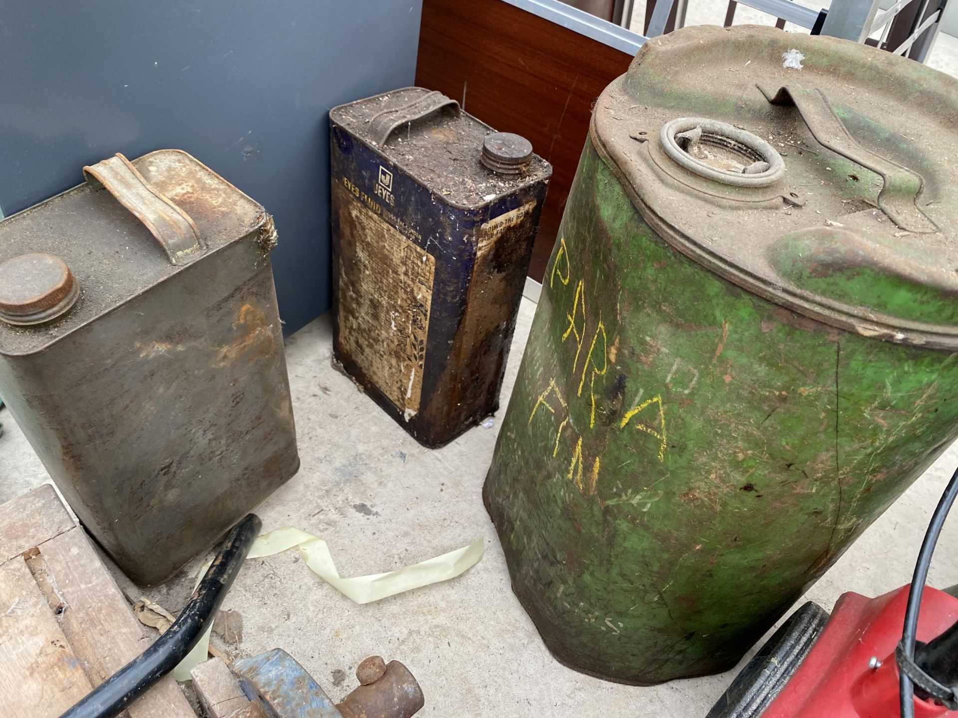 AN ASSORTMENT OF ITEMS TO INCLUDE OIL CANS, A VICE AND A TROLLEY JACK ETC - Image 3 of 3