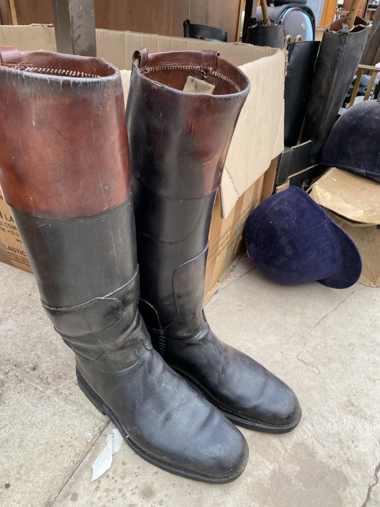 A LARGE ASSORTMENT OF VINTAGE HORSE RIDING BOOTS AND HATS - Bild 5 aus 5