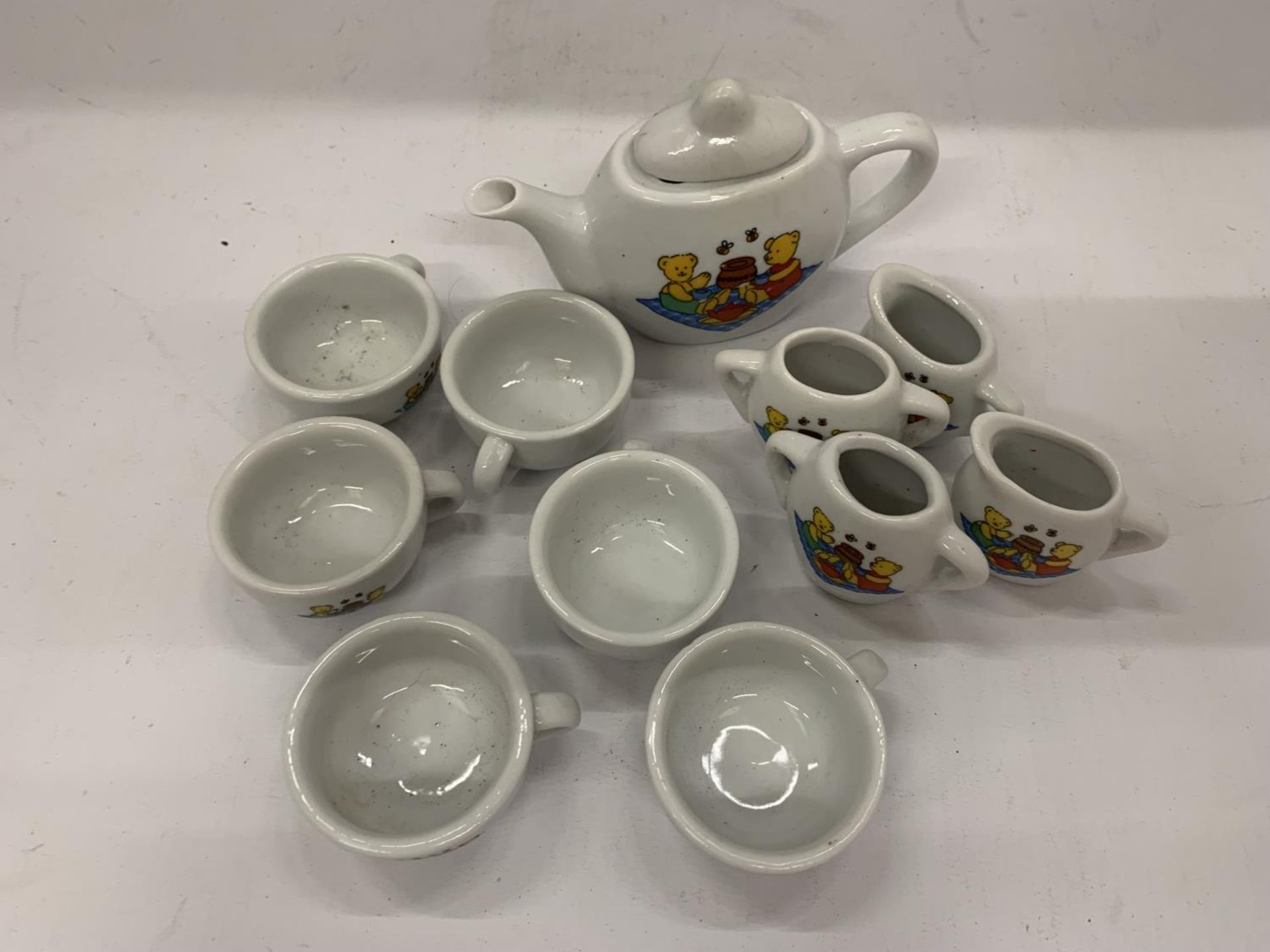 A MINIATURE CHILD'S POTTERY TEASET TO INCLUDE TEAPOT, JUGS, CUPS, ETC WITH A TEDDY BEARS PICNIC - Image 4 of 10