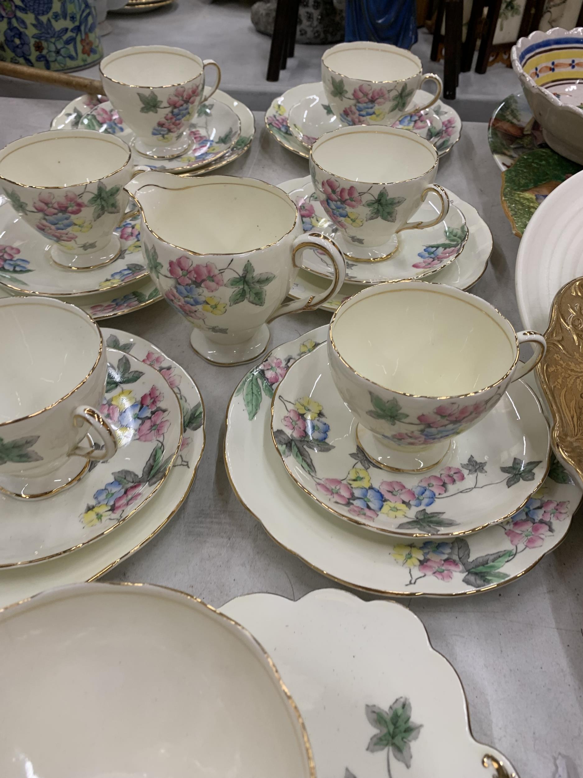 A VINTAGE OLD FOLEY TEASET DECORATED WITH A FLORAL PATTERN TO INCLUDE CUPS, SAUCERS, SIDE PLATES, - Image 5 of 8