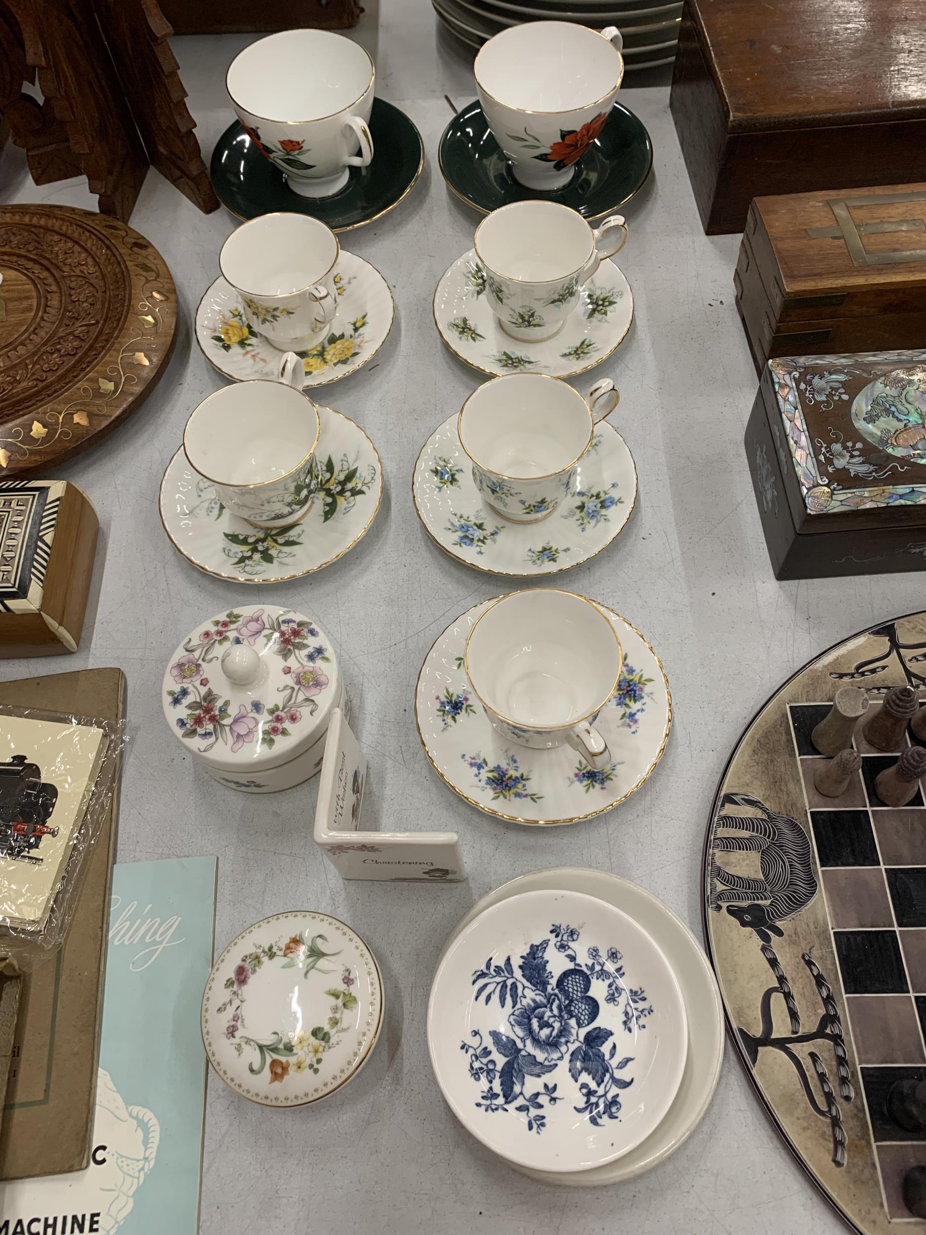 A QUANTITY OF VINTAGE CUPS AND SAUCERS TO INCLUDE ROYAL ALBERT 'TAHINI' AND ROYAL WINDSOR PLUS A