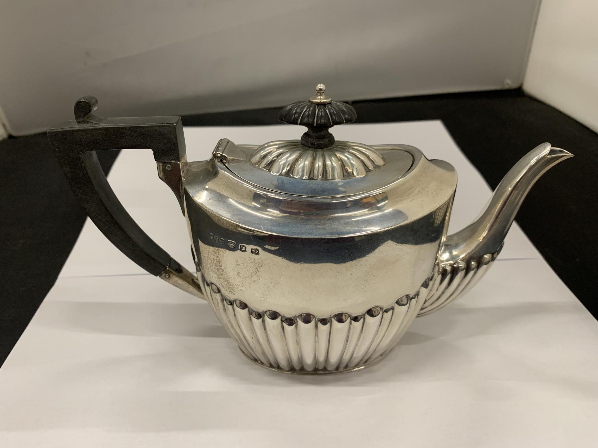 A VICTORIAN SILVER THREE PIECE BACHELOR'S TEA SET, HALLMARKS FOR BIRMINGHAM, 1896, TOTAL WEIGHT - Image 3 of 8