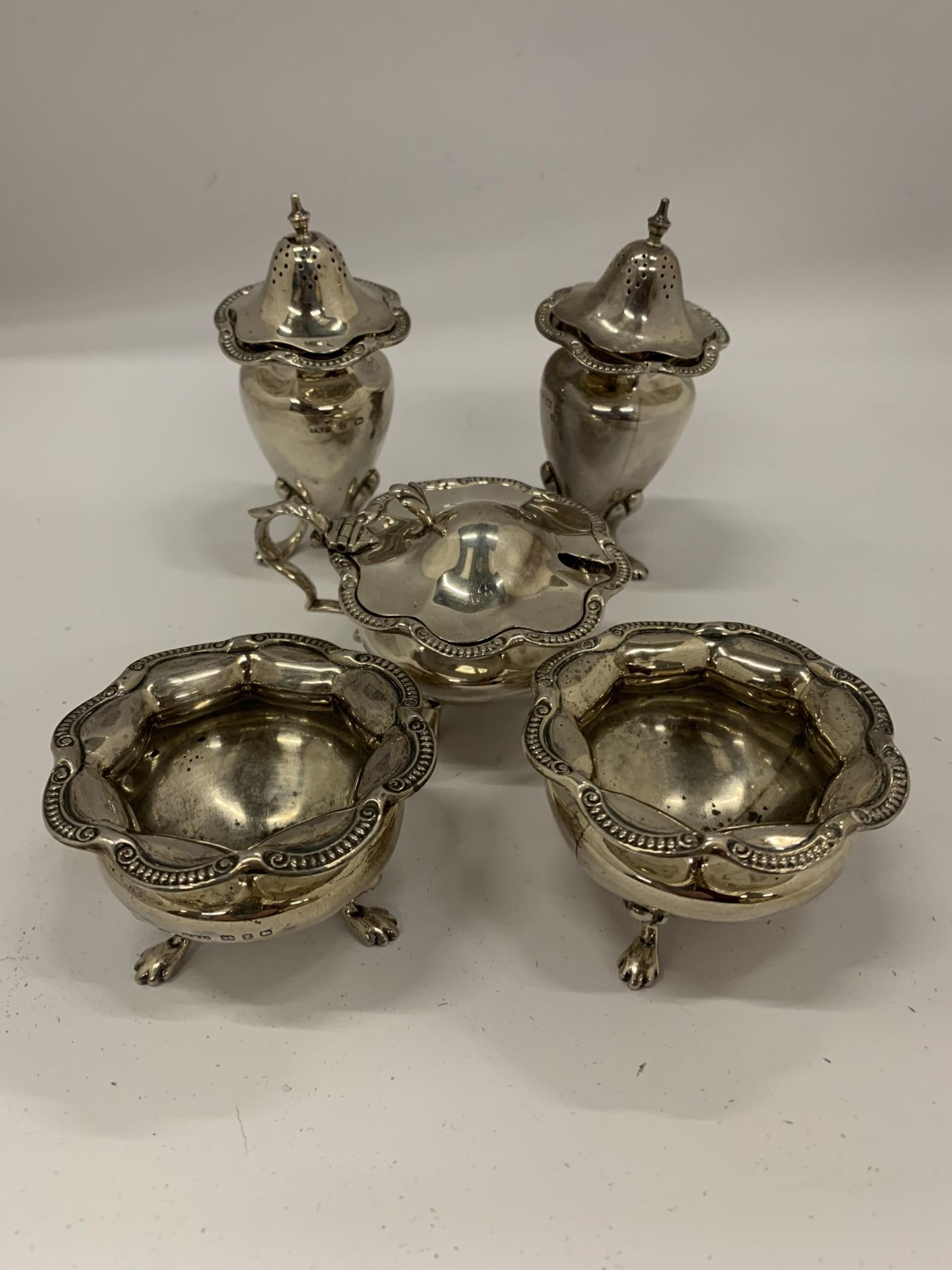 A BIRMINGHAM HALLMARKED SILVER FIVE PIECE CONDIMENT SET COMPRISING TWO OPEN SALTS, MUSTARD POT AND