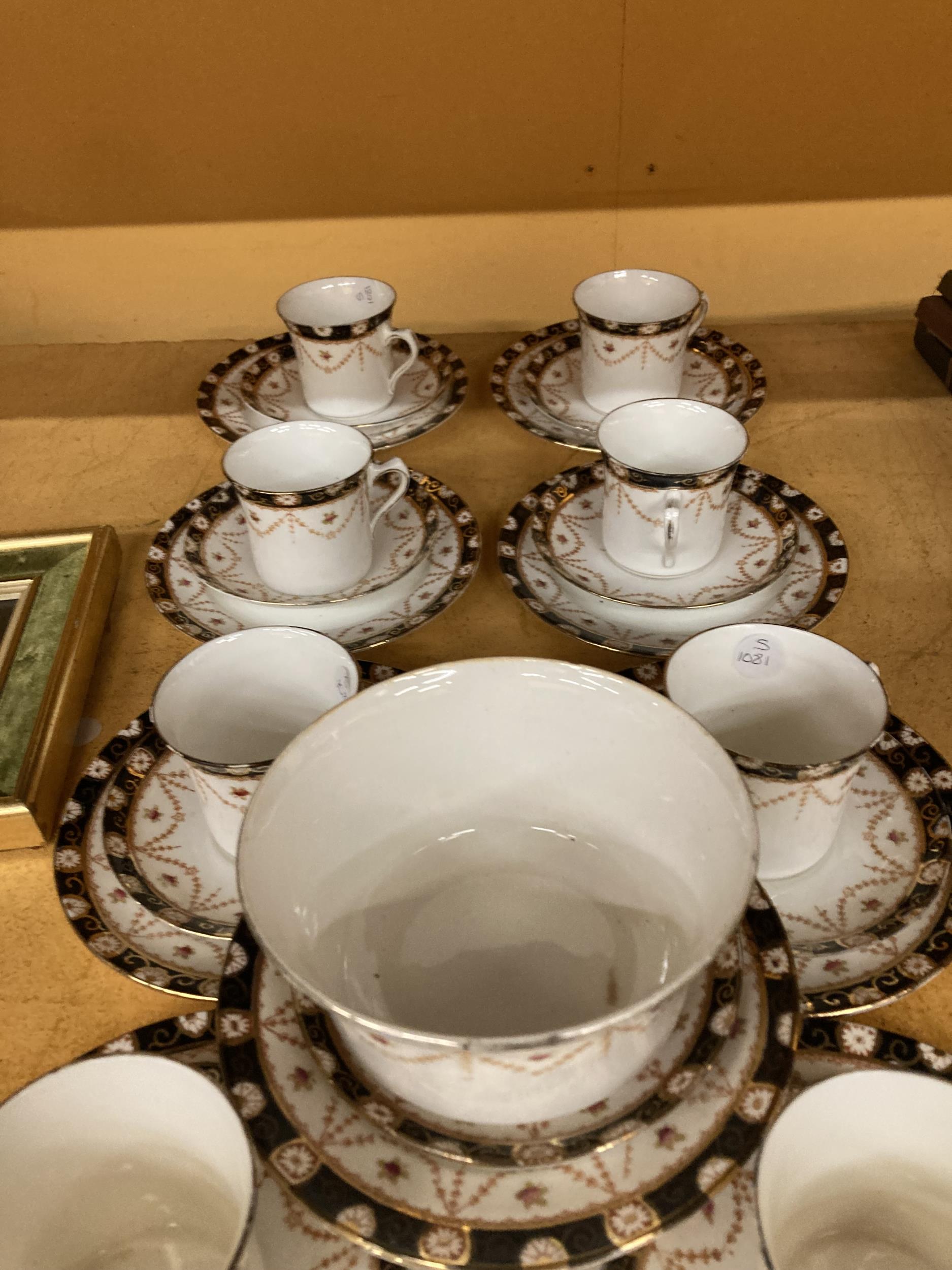 AN EDWARDIAN BONE CHINA PART TEA SERVICE TO INCLUDE CUPS, SAUCERS, SIDE PLATES, A SUGAR BOWL, ETC - Image 5 of 10